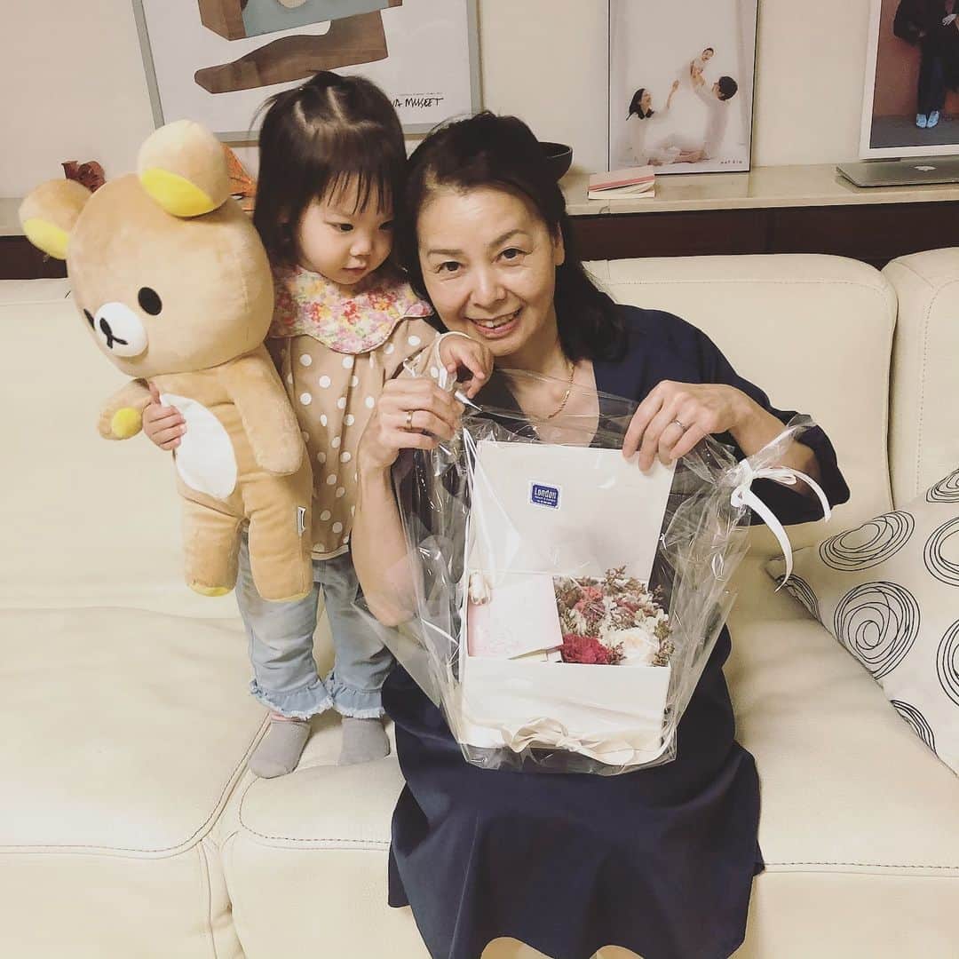 秋葉里枝さんのインスタグラム写真 - (秋葉里枝Instagram)「Mother’s Day ❤️ いつもありがとう、ママ👩 ママになれたのも、ママのおかげ🤱 まさかのママもインフルで、帰国延長して、何年振りかで、母の日を祝えてよかった😍 - #母の日 #엄마날」5月13日 20時20分 - rie_akiba