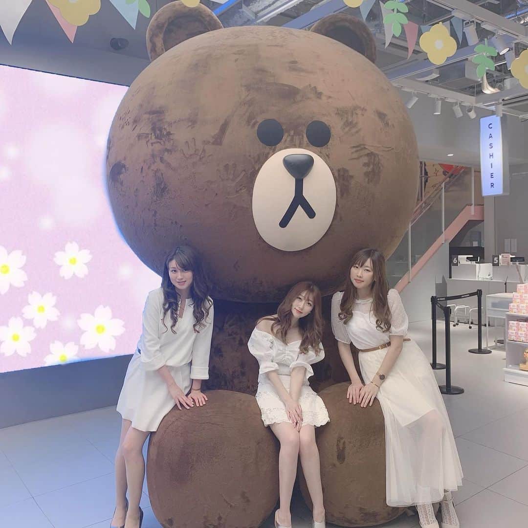 のインスタグラム：「.*⑅︎୨୧┈︎┈︎┈︎┈︎┈︎┈︎┈┈︎┈︎┈︎┈︎┈︎୨୧⑅︎* .  原宿のフォトスポットといえばここ🐻 ㅤㅤㅤㅤㅤㅤㅤㅤㅤㅤ 📍東京 原宿 LINEshop ㅤㅤ 東京に住んでるとわざわざ行かないところに あえてみんなで行ってみた❤︎ ㅤㅤㅤㅤㅤㅤㅤㅤㅤㅤ 白コーデで揃えるとなんか面白い👻👻 .*⑅︎୨୧┈︎┈︎┈︎┈︎┈︎┈︎┈┈︎┈︎┈︎┈︎┈︎୨୧ #harajyuku#linefriendsstore #lineshop#tokyotrip#原宿#原宿観光#東京観光#写真映え#東京旅行#東京フォトスポット#撮影スポット#フォトスポット#映えスポット#白コーデ#ホワイトコーデ#お揃いコーデ#休日コーデ#女子会コーデ #女子会#脚#太もも」