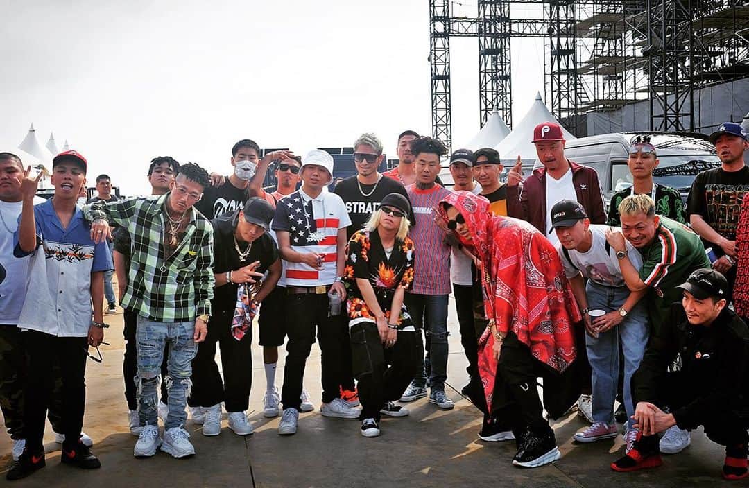 DJ ACEさんのインスタグラム写真 - (DJ ACEInstagram)「🏅﻿ Japanese Top HipHop Squad @edc_japan !!﻿ ﻿ @ak69_official さんを筆頭にHipHopのレジェンドからニューカマーまで、ジャンルを背負うこのメンバーと @edc_japan のステージを共にしてとても刺激的な1日になった。﻿ この場を作ってくれたAKさん、ありがとうございました！！﻿ ﻿ #edcjapan﻿ #AK69﻿ #presentsSTACKED﻿ #俺だけジャンル違うけど﻿ #ACE1 #ACE1DJLIFE」5月13日 20時31分 - ace1djace