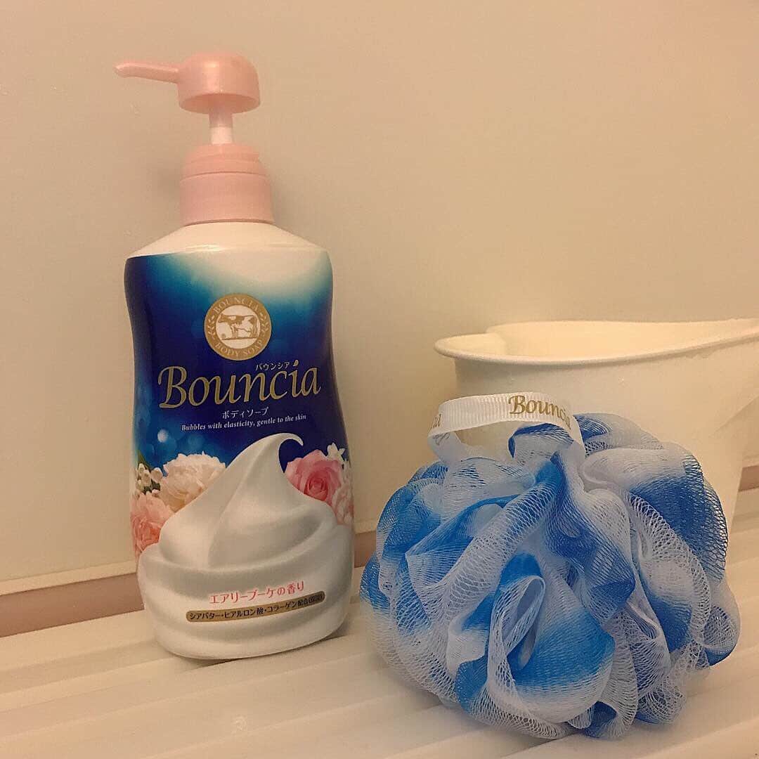上野 紗也加さんのインスタグラム写真 - (上野 紗也加Instagram)「. バウンシア様から頂いたバウンシアボディソープを使ってみました🧴 いつもがんばって石鹸を泡立ててたけど、リニューアルして1プッシュで #ヤバ泡 が簡単につくれたよー！ ほわほわに包まれてるみたいで優しく洗える！  香りもよいし、保湿成分がはいってるからしっとり感がすきだった🙆‍♀️ @bouncia_official でキャンペーンもやってるみたいなのでみてみてね！ #バウンシアボディソープ#牛乳石鹸#濃密泡クッション#PR」5月13日 20時31分 - __syaka__