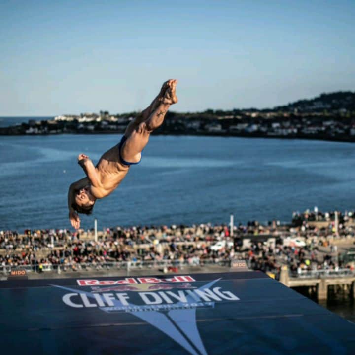 のインスタグラム：「What a win for @constantin.popovici in Dublin! Stop 2 of this year's @redbullcliffdiving World Series had some spectacular dives, but this one stole the show. Check our link in bio to relive Red Bull Cliff Diving! @redbullire #redbullcliffdiving #dublin #ireland #redbull」
