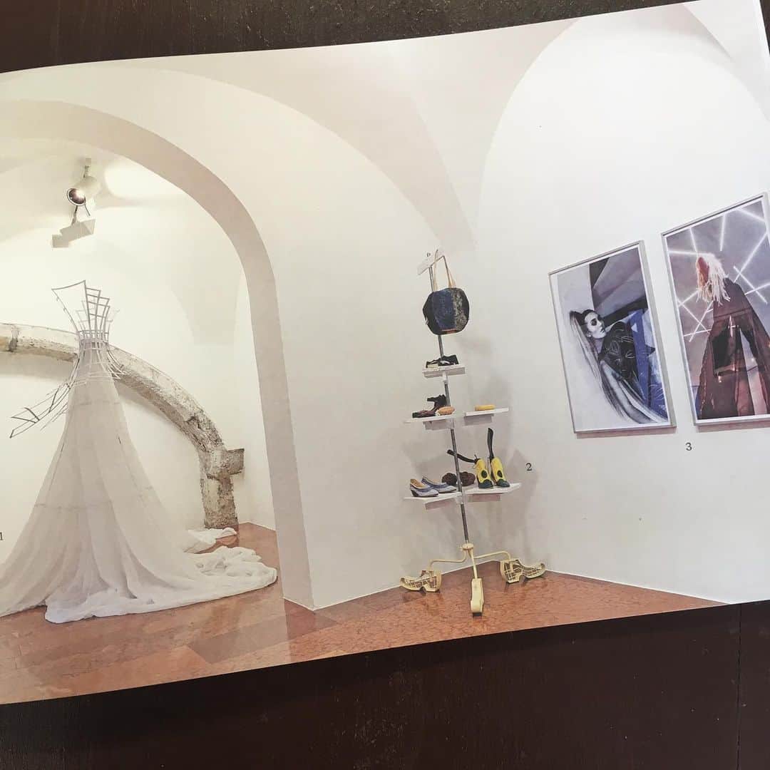 のインスタグラム：「new catalogue featuring rosa mosa design objects at the design exhibition hosted by Traklhaus Salzburg ~ display by @christian.ruschitzka ~ #design #productdesign #traklhaus #salzburg #exhibition #rosamosa #vienna #finearts #objectdesign」