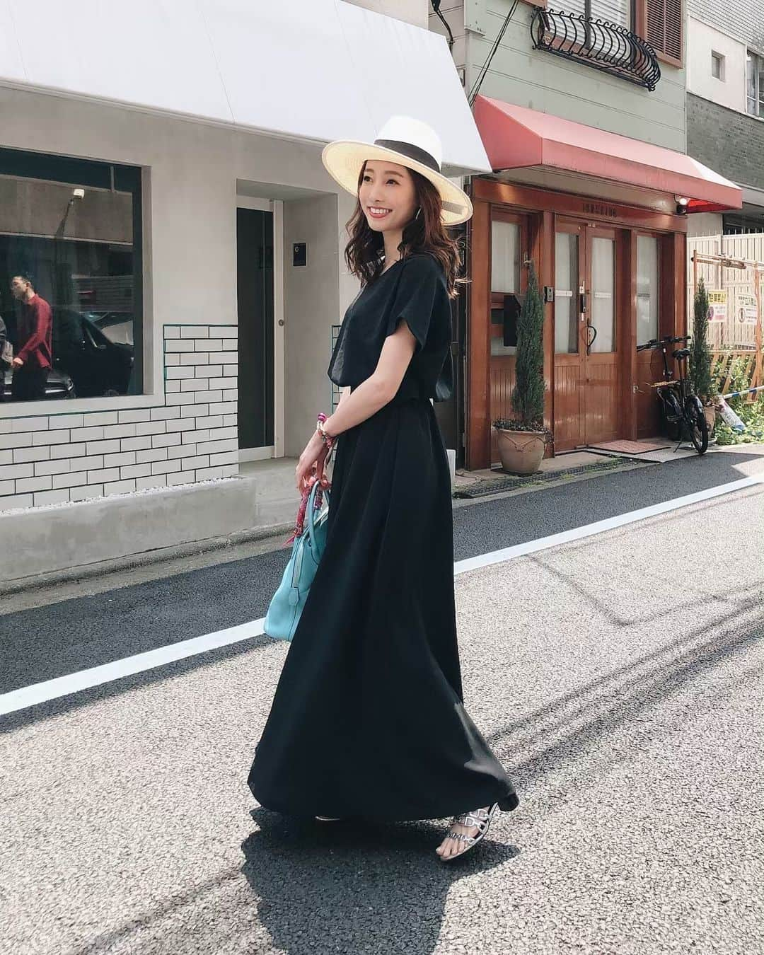 冨張愛さんのインスタグラム写真 - (冨張愛Instagram)「今年も好きな 夏の黒☺︎ あきすぎてない 程良いVネックと 二の腕すっぽりカバーのフレンチスリーブが オトナなワンピース。 ブルーアトゥールのbagと ブラックリボンの つば広めの ハットをポイントに ♡ * onepiece ... #titivate @titivatejp  shoes & bag ... #hermes @hermes #instagood #coordinate #ootd #outfit #fashion #instafashion #titivatestyle #코디네이트 #패션 #카메라 #157cmコーデ #コーディネート #コーデ #ファッション #今日のコーデ #ティティベイト #ベルト付きVネックロングワンピース #ワンピース #夏の黒」5月13日 20時28分 - megumitomihari