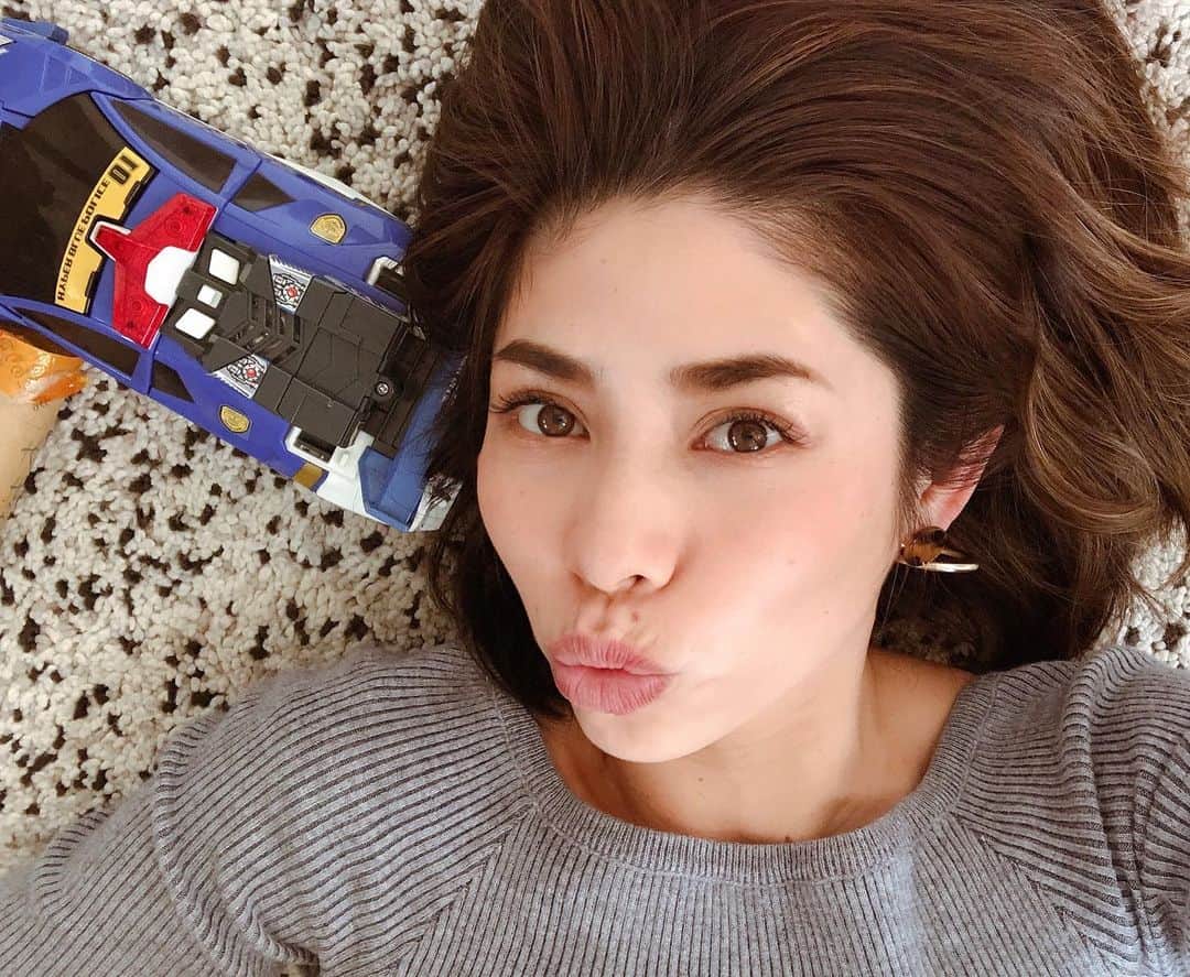 齋藤美波のインスタグラム：「👁👁✨ #まつエク うまく撮れなくて100回は 撮り直したww 結局いいのなくて選抜した写真がこれ🕴🏽笑 ・ 今回も @lucia.lash に お世話になりました♥️ 今回はおススメの フラットラッシュをやってみたよ！ そしたらさ、、、 良すぎて感動感動感動‼️‼️ 毛がふっさふさで軽い♥️ 一本の毛先が2本になってるから 密度も濃くなってる！ とにかく軽すぎて付けてる感が 全くないの😱 まつエクというとツヤがある イメージだけどフラットラッシュはマットだから 自まつげと馴染んで 更に自然な仕上がりになるの😱 ・ 正直‼️ 今までやってきたまつエクの中でも 1番のお気に入りかも♥️ 理想中の中の理想🤤 やっと出会えたー！って感じ🥺 ・ 自然な仕上がりを求めるなら 本当にフラットラッシュおススメ😎 ・ 茅ヶ崎駅から徒歩数分の場所に あるのでアクセスも良好だよん♥️ 湘南住みの方必見だね！ やりたい方いたら私に LINEかDMにでもメッセージ下さい！ ¥1000 offになるみたいです💁🏽‍♀️ ・ ちなみに 今回のデザインはこちら⬇︎ ・ フラットラッシュ 160本 Jカール・長さ11mm・太さ0.15mm ・ #1枚目の写真のおもちゃは写り込んでた …………………………………………………… #まつエク#マツエク#まつ毛エクステ#茅ヶ崎#湘南#サロン海のある生活#海好き#自然派#ナチュラルビューティー#すっぴん美人#フラットラッシュ#natural#naturalbeauty#eyes#salon#eyelush#chigasaki#shonan#beauty#nomake#beachgirl」