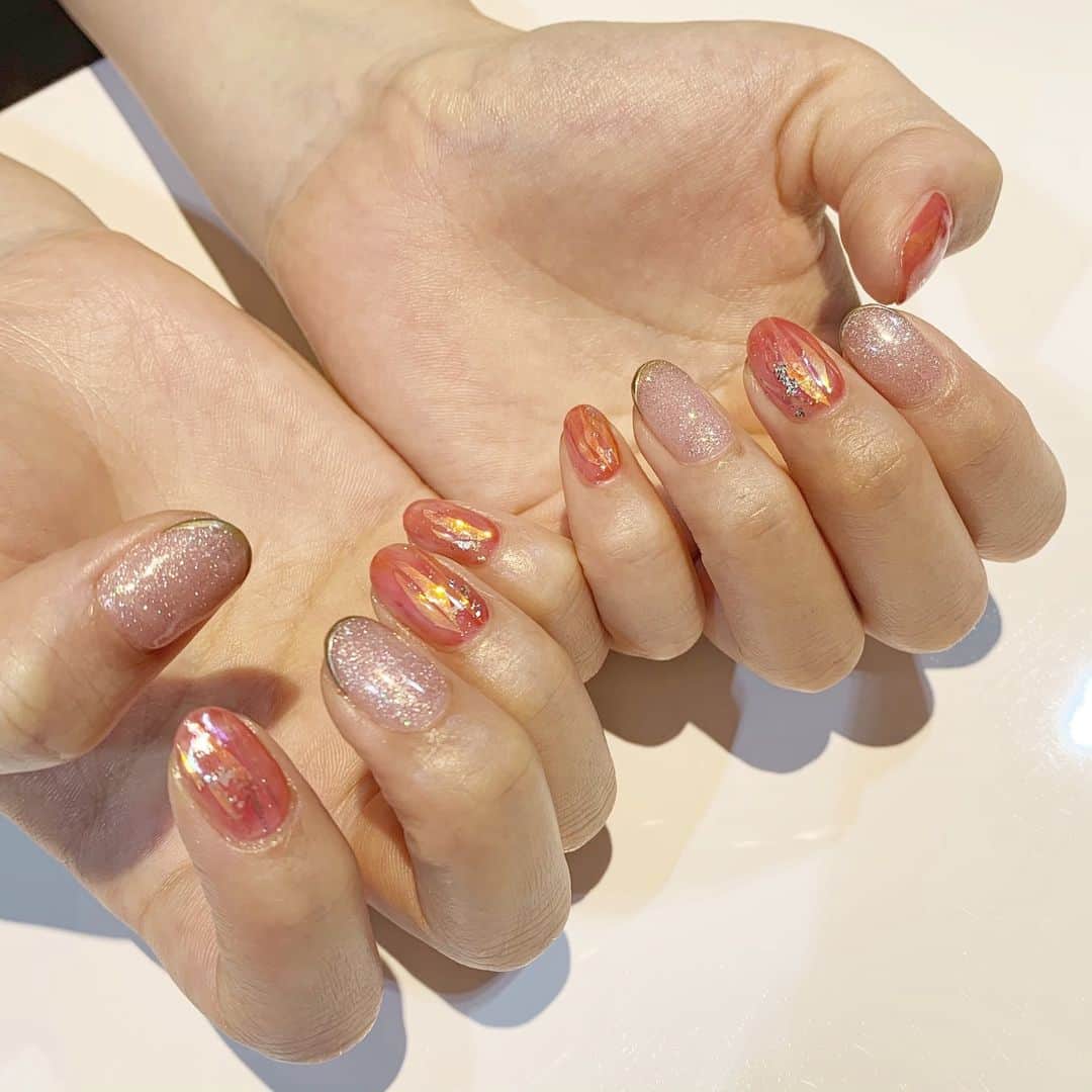 RUBY&ONYX by Kanako Miuraのインスタグラム：「夏らしい元気カラー❤️ ・ ・ ・ 5/16 12:00〜.17:00〜  ご案内可能でございます🥰 その他のお時間もご相談くださいませ。  お子様もお隣に座れるペアルームや個室もございます💡 ・ ・ ・ 🌿月額制もやってます🌿 ○プレミアム会員(ハンド&フット)¥29,800(税抜)・ ○ハンドレギュラー会員¥14,800(税抜)・ ○フットレギュラー会員¥14,800(税抜)・ ・ それぞれ全てのメニューが月に何度でもご利用頂けます。  ご予約、お問い合わせはDMまたは 0354595882 LINE ID：@ rubynail までお気軽にどうぞ💫  #daikanyama#nailsalon#nail#gelnail#rubyandonyx#summer#summernails#handnail#mode#cool#studs#menscare#ART#mirrornails#メンズネイル#メンズケア#定額制ネイル#通い放題#ジェルネイル#ネイル#ノーサンディング#ショートネイル#大人ネイル#ミラーネイル#シンプルネイル#代官山ネイルサロン#トレンドネイル」