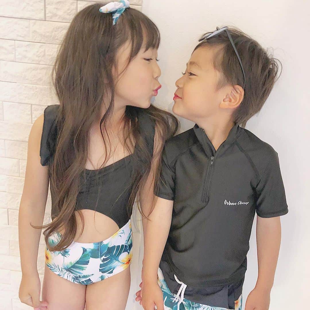 かなのインスタグラム：「． かわいい〜〜〜😭💗👙🌺🌈💞 ． 去年も可愛かったけど今年更にレベルアップしてる @urbancherry_  さんの水着👙✨ 大人顔負けの水着が今年はお揃いで😍🌴 こんなの待ってた😭❤︎ ． 早くプールに行きたくてたまらない2人🤣✌🏻 水着着てお風呂入ろうとしてた🤣🤣 今年も真っ黒に焼けるだろうなぁ🌞 早くこれ着てプール行きたいねーっ😎💕 ． ． #テーマは#インスタカップル#笑 #水着#お揃い#リンクコーデ#姉弟#仲良し#可愛い#swimwear#summer#cute」