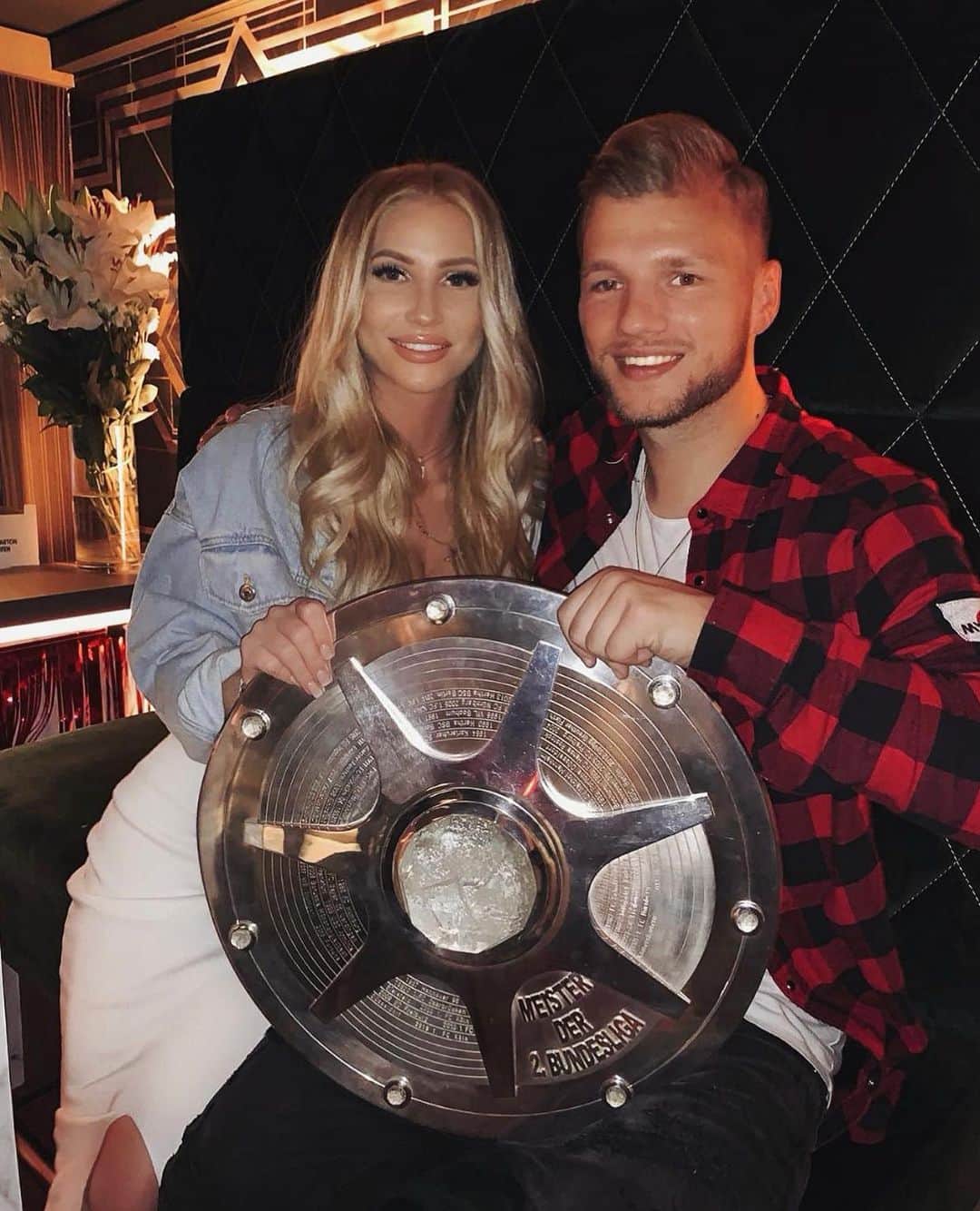 ヨハネス・ガイスのインスタグラム：「Danke für deinen Rückhalt , immer an meiner Seite ❤️ #aufstieg#6years#effzeh」