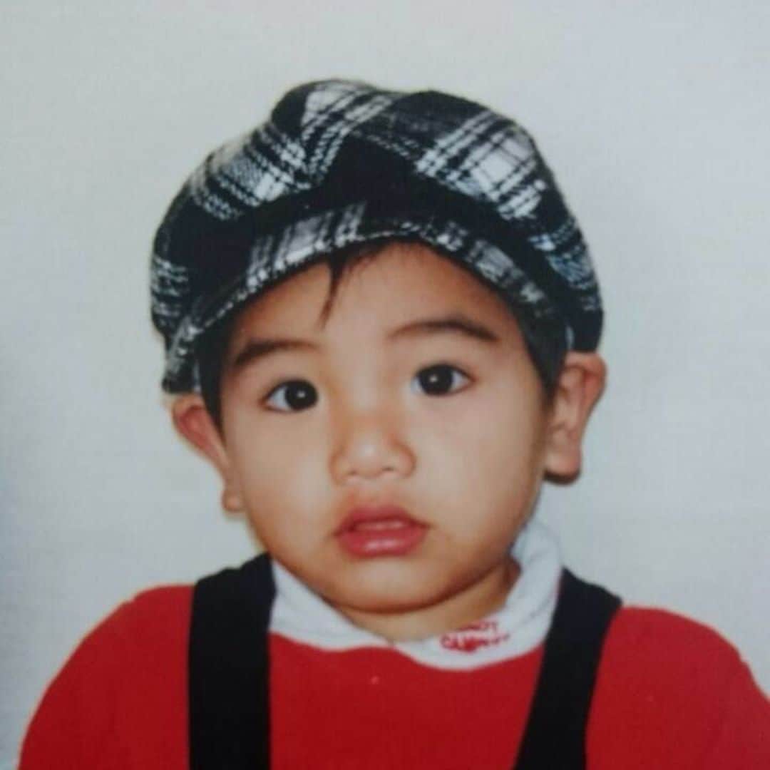 のインスタグラム：「24回目の誕生日を迎えました♪ 1枚目から2枚目、2枚目から3枚目 3枚目から4枚目 ほんま、年取ったな〜笑  24年目の人生頑張ります♪  #喜入祥充  #サンバーズ  #誕生日 #小さい時可愛い」