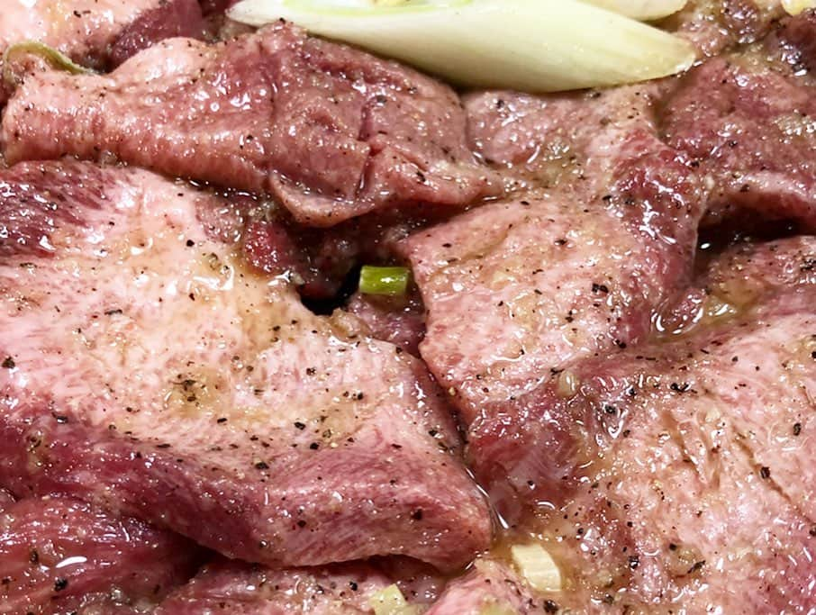 朝日光輝さんのインスタグラム写真 - (朝日光輝Instagram)「昔ながらの焼肉スタイル🥩  最高🤤🤤🤤 * * * * * * * * * * * #肉番長#焼肉#昔ながらの焼肉#肉好き#最強ロース#飲めるロース#オンザライス#美味しい#最高#幸せ#ありがとうございました#最後は胸をパンチされる結末」5月13日 20時44分 - mitsuteru_asahi