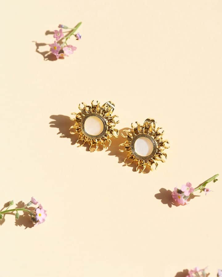 レネレイドさんのインスタグラム写真 - (レネレイドInstagram)「✨Dazzle your day with the radiant sun of Taormina on your ears.  #Lesnereidesparis #Goldenjewellery #Costumejewellery #Frenchjewelry #Earrings #Taorminasicily #Jewelry」5月13日 20時46分 - lesnereidesparis