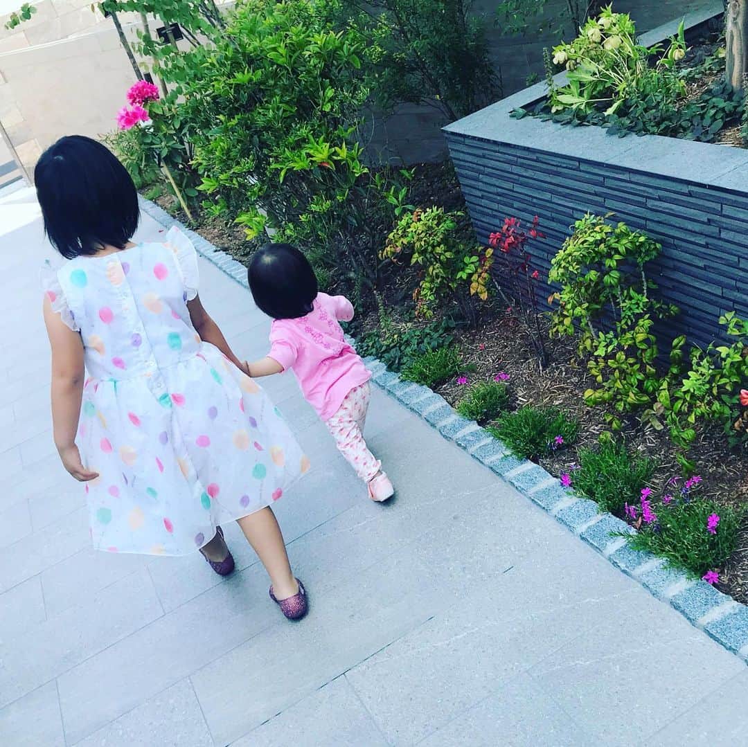 中華首藤さんのインスタグラム写真 - (中華首藤Instagram)「昨日はママのお手伝いで、妹の面倒を見たおねーちゃんです(^｡^) 頑張りました(о´∀`о) #母の日  #いつもありがとう  #姉妹で散歩」5月13日 20時46分 - chuuka_shutou