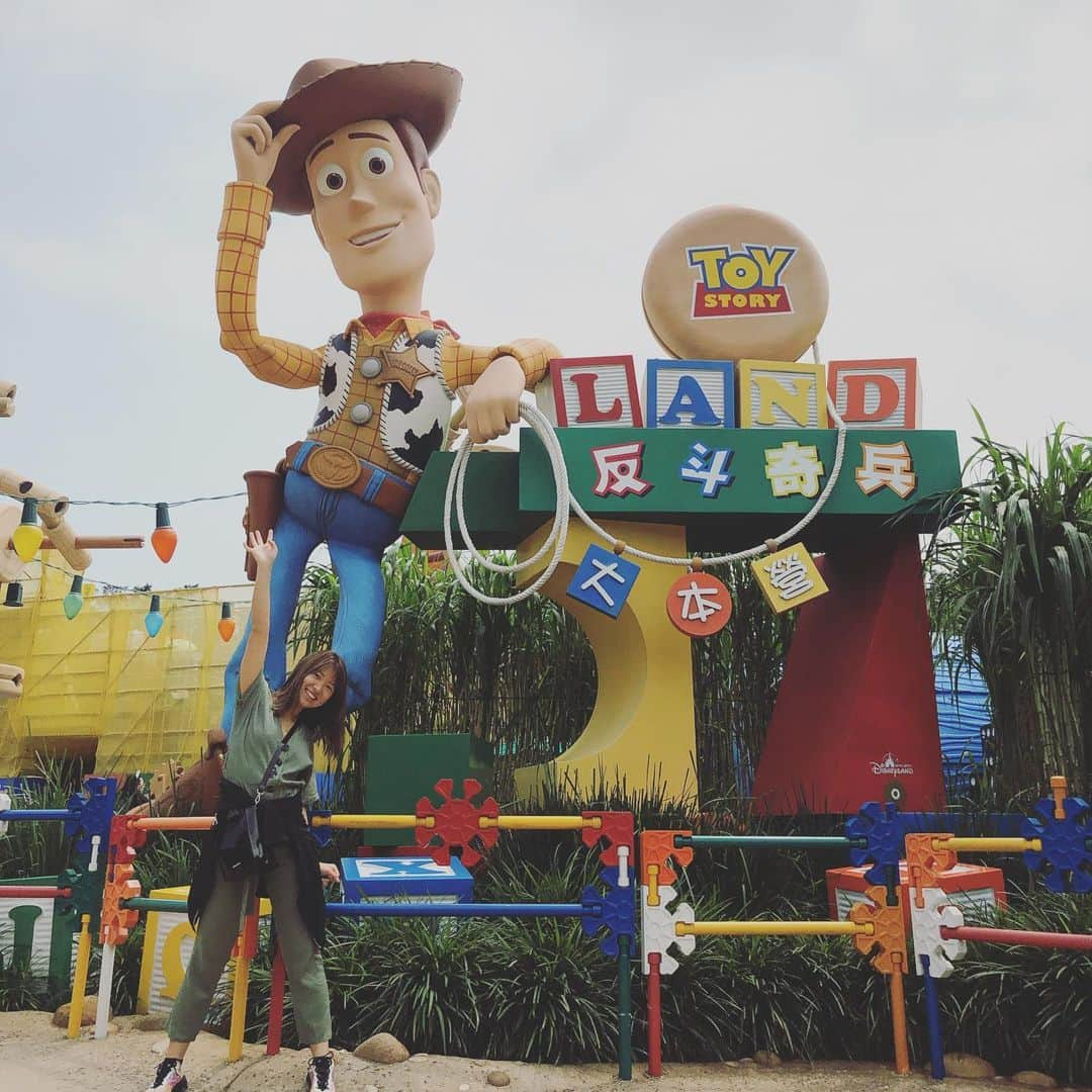 エビアン・クーさんのインスタグラム写真 - (エビアン・クーInstagram)「Where’s your favorite Disneyland? 香港ディズニーランド🇭🇰に行ったよ~ 一番気に入ったのがトイストーリーランド‼️香港は20度夏の気温のように暑くて死にそうだった。みんなでコーヒカップ回しすぎて気持ち悪くなったね」5月13日 20時56分 - avian_official