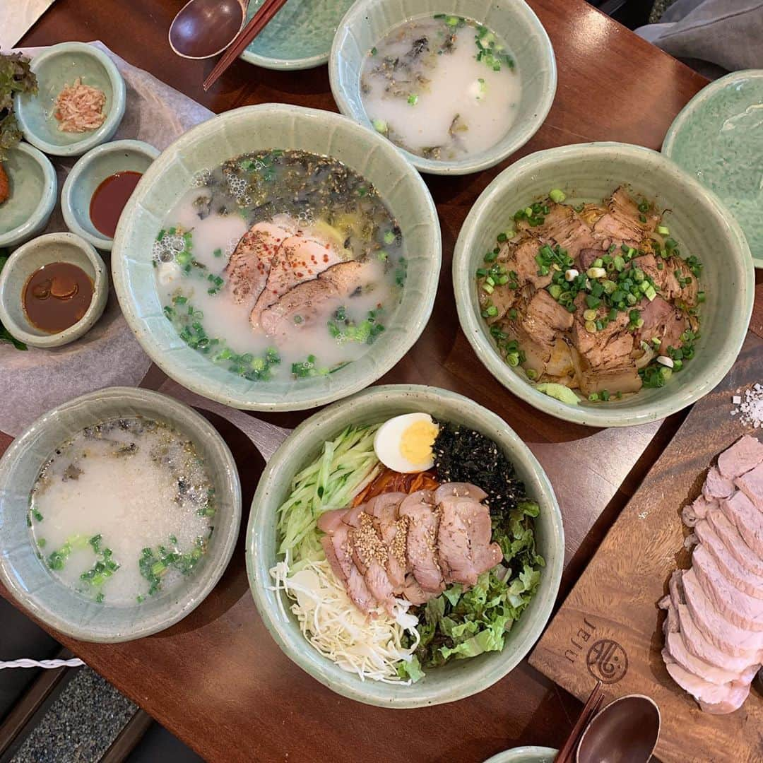 ユン・アラさんのインスタグラム写真 - (ユン・アラInstagram)「제주가 좋아 재주부리는 식당 (ㅋㅋ) 고기국수 맛집인데 분위기..🧡💛❤️ 돔베덮밥 진짜 최고 짱짱 마싯오ㅠㅠㅠㅠㅠ 셋이서 배 터지는 줄......💦 . #재주당오산세교점 #오산맛집 #세교맛집 #오산세교맛집 #재주당」5月13日 20時56分 - yoonara_mood