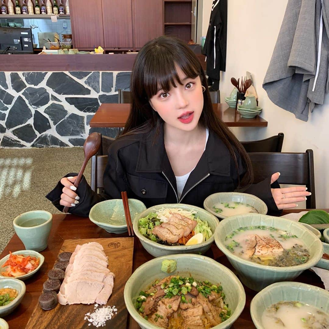 ユン・アラさんのインスタグラム写真 - (ユン・アラInstagram)「제주가 좋아 재주부리는 식당 (ㅋㅋ) 고기국수 맛집인데 분위기..🧡💛❤️ 돔베덮밥 진짜 최고 짱짱 마싯오ㅠㅠㅠㅠㅠ 셋이서 배 터지는 줄......💦 . #재주당오산세교점 #오산맛집 #세교맛집 #오산세교맛집 #재주당」5月13日 20時56分 - yoonara_mood