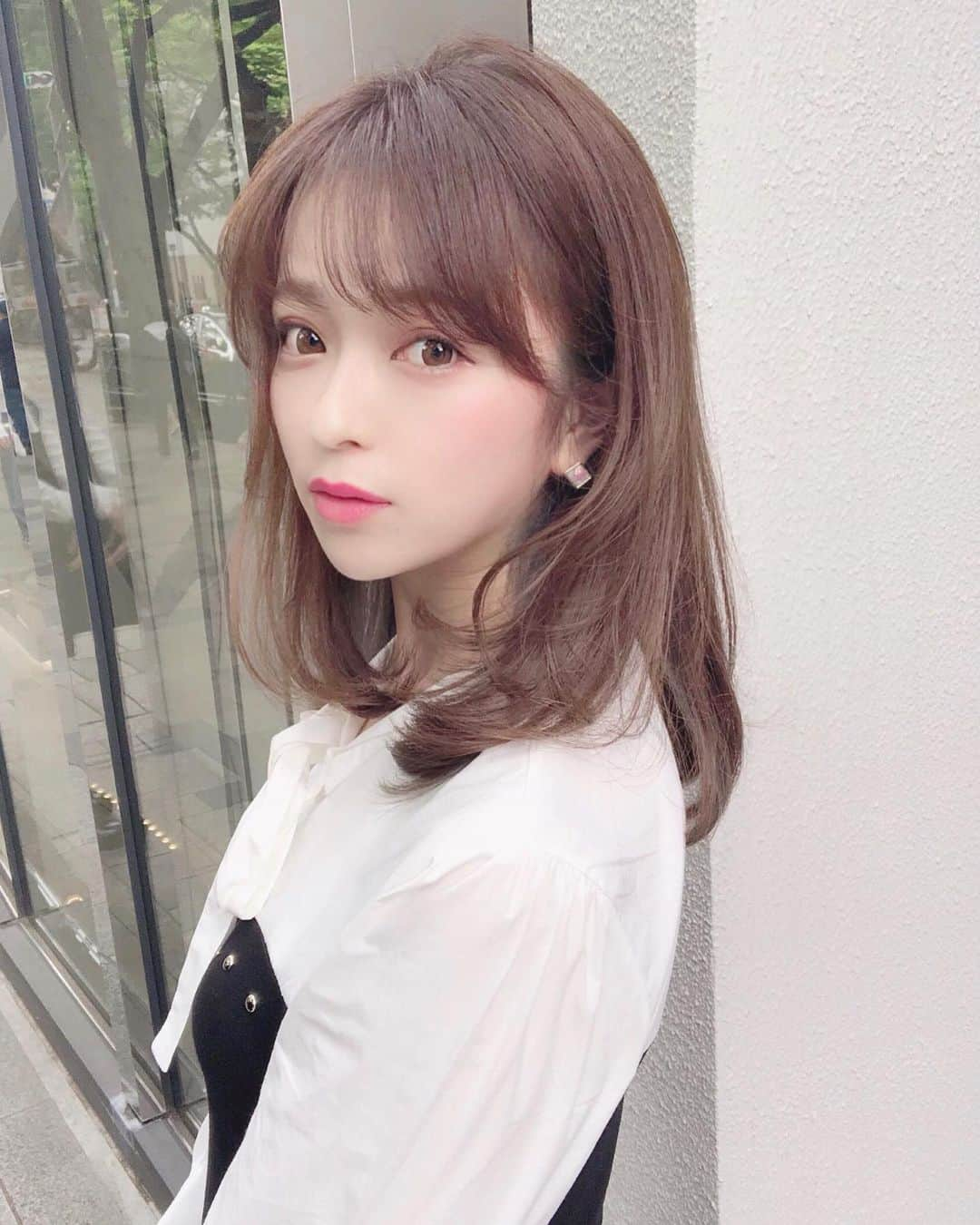 小西恭平さんのインスタグラム写真 - (小西恭平Instagram)「船木さんご紹介で初めてのご来店💇🏻‍♀️✨﻿ ﻿ 初めてのご来店なのにもかかわらずバッサリカットを任せていただきありがとうございました✂️✨﻿ ﻿ 夏に向けてセミロングやミディアムのオーダーが多くなりました😊﻿ ﻿﻿ #オブヘア#オブコスメディックス#美容室#ハイライト#原宿#サロンモデル#ミディアム#美容師#グラデーションカラー#fashion #ヘア#アレンジ#ヘアアレンジ#make#zara#ロング#hair#グレージュ#ヘアスタイル#スタイリング#髪型 #メイク#シースルーバング#表参道#ショート#似合わせカット#渋谷#hairstyle#コニタンカット」5月13日 20時49分 - kyohei_konishi