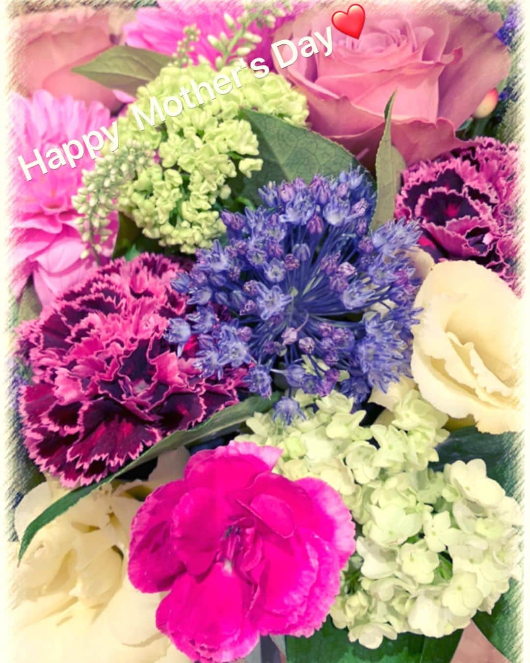 真樹麗子さんのインスタグラム写真 - (真樹麗子Instagram)「ありがとう❤️ 母、幸せ💕ありがとうね😊💐✨ #happymothersday #母の日#可愛いお花に包まれて#Happy#happyness#ウルッときました」5月13日 20時49分 - makiofficial_0718
