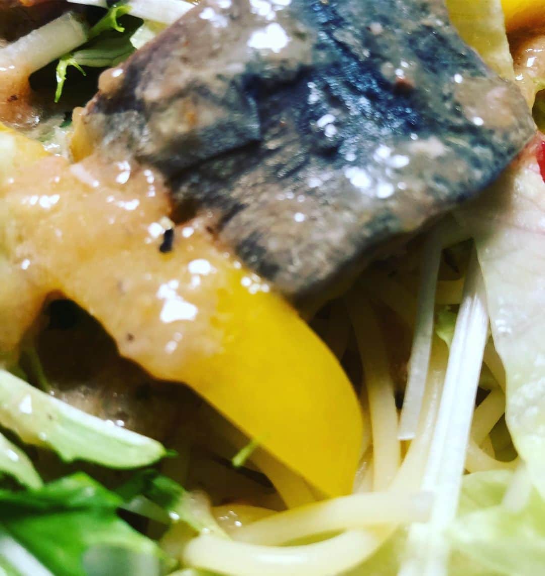 人時のインスタグラム：「サバ缶と梅干しの冷製パスタ。燻製オリーブオイルに梅干しは叩いてサバ缶の汁はソースの方へ。 塩気を足して、美味しく出来ました♫」