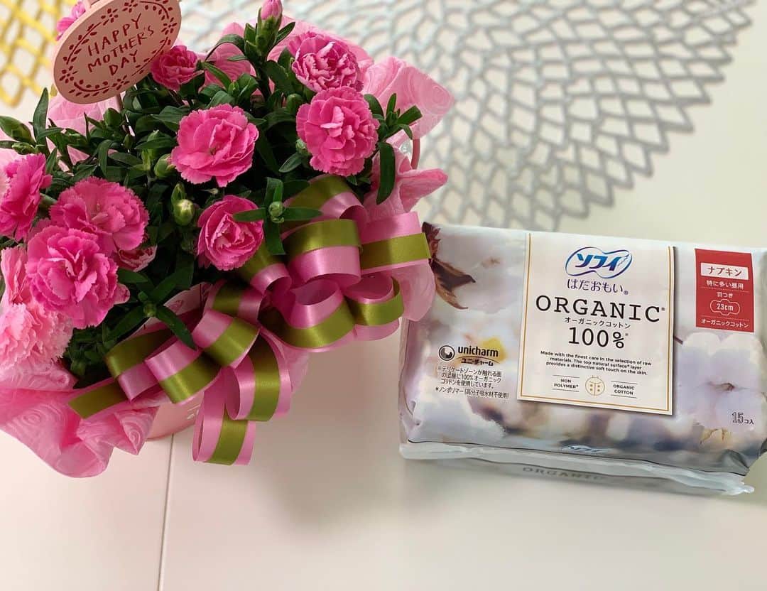 花田浩菜のインスタグラム：「母になって、2度の#母の日 💐😊 . 去年から朝起きると花かごとお手紙が机に置いてあるようになってて、今年も😭💕 『ママの笑顔が大好きだよ！』って息子になった気分で書いてくれているw手紙に書いてあってじーんとしたけど、 自分の切羽詰まっている時やブルーデイで憂鬱な時、そんなにニコニコできてないな、とも反省💦 . . そんな最近、ユニ・チャームの新商品 🌿『ソフィオーガニックコットン』シリーズ🌿を提供頂き使ってみたのですが、 ブルーデイでも、じぶんらしく、ポジティブに過ごしてほしい。 という想いがこめられ誕生したオーガニックコットン素材の生理用品シリーズで、憂鬱な日も快適に過ごせそうな心地よい肌触り😊✨ 赤ちゃんのおむつはこだわるけれど、自分の#ブルーデイ のナプキンなどにはこだわりもなく特に気にせず使っていた私。😂 . . にこにこ笑顔で余裕を持って毎日接してあげられるよう、『#じぶんにいいこと 』を選んであげるのも家族にとっても大事だな❤️と思いました😊 @kidsline_colors  では100名の方にこちらのサンプル配布のキャンペーンも行っているそう💕 気になる方はぜひチェックしてみて下さいね😊ストーリーからキャンペーンページに飛べます✨ . . #じぶんにいいこと #ソフィオーガニック #supported #赤ちゃんのいる生活 #ママライフ #男の子ママ #母の日 #1歳7ヶ月 #親バカ部 #ig_oyabakabu #happy #happydays」