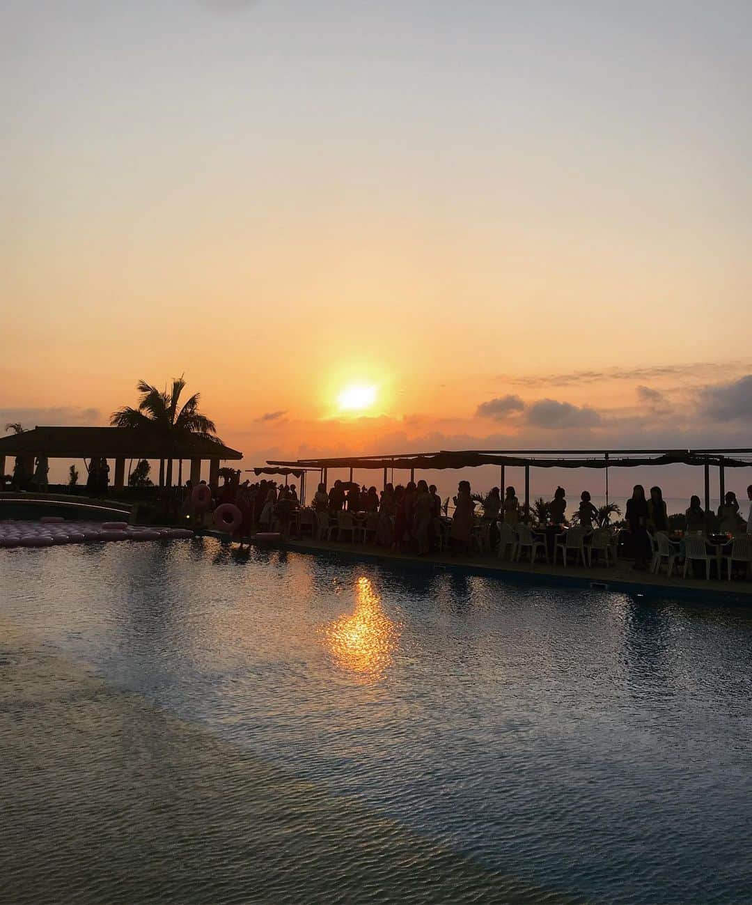 迫田里奈（りなぽよ）さんのインスタグラム写真 - (迫田里奈（りなぽよ）Instagram)「sunset☀️🧡 . . キレイなキラキラした人達をみて もっともっと美を追求したいなと思えた パワーをもらえるステキな旅でした✨✨✨ . . . #Okinawa#沖縄#sunset  #キレイモ #沖縄ビューティーキャンプ #naturalbeautycamp  #ナチュラルビューティーキャンプ﻿」5月13日 21時00分 - rinapoyo.1129