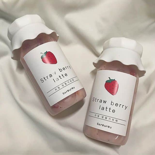 のインスタグラム：「.⠀⠀ 【#uwasa_大阪】⠀⠀ 鶴橋コリアタウンで話題を博している「いちごミルク」をご存知ですか⁉⠀ この可愛すぎる入れ物に入ったイチゴみるくは、「sareureu」という韓国カフェで飲めるんです💓✨⠀ かわいい牛乳瓶の中にはピンクのドリンクが…🎵🎵🎵⠀ いちごの甘酸っぱさがとっても感じられる見た目よし！味よし！の注目ドリンクをお見逃しなく😘🌌⠀ ＊⠀⠀⠀⠀⠀ 🍓sareureu🍧☞(@_sareureu_)⠀⠀⠀⠀⠀⠀⠀ ＊⠀⠀⠀⠀⠀ ↓素敵なアカウントはこちら⠀⠀⠀⠀⠀ [photo by:@me_n0_ri_]⠀⠀⠀⠀⠀ ＊⠀⠀⠀⠀⠀ <<✏️=========================>>⠀⠀⠀⠀⠀ グルメに関する素敵なお写真を⠀⠀⠀⠀⠀ 厳選してご紹介しています📷🌈⠀⠀⠀⠀⠀ 【 @uwasa_gourmet 】 or 【 #uwasa 】⠀⠀⠀⠀⠀ をタグ付けであなたの投稿が⠀⠀⠀⠀⠀ Instagramや記事で紹介されちゃうかも👀🎉⠀⠀⠀⠀⠀ 皆さんの素敵なご投稿お待ちしています🌸⠀⠀⠀⠀⠀⠀⠀⠀ <<=========================🔍>>⠀⠀⠀⠀⠀ ＊⠀ #大阪 #大阪カフェ #鶴橋 #カフェ #cafe #カフェ部 #カフェ巡り #sareureu #鶴橋コリアンタウン #苺 #いちご #strawberry #ミルク #milk #drink #ドリンク #ピンク #pink #可愛い #かわいい #pinkdrink #お洒落女子 #韓国カフェ #インスタ映え #フォトジェニック #映えスポット #ボトルドリンク」
