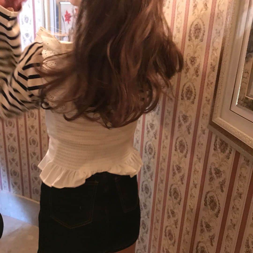 高田茉実さんのインスタグラム写真 - (高田茉実Instagram)「髪が伸びたので 初めて32mmのコテで 巻いてみたよ❤︎ リーゼ　アイロン用カールローションを髪につけてから巻いてるので 1回で巻きがつきやすいし、 傷みづらくなるよ🌸 ブリーチしてるから、 ケアは必須！ 髪が伸びたから雰囲気を変えたい気分❣️ #リーゼ#ヘアスタイリング#ヘアスタイル#ヘアアレンジ#髪チャレ #リーゼ_広告」5月13日 21時14分 - __mamico