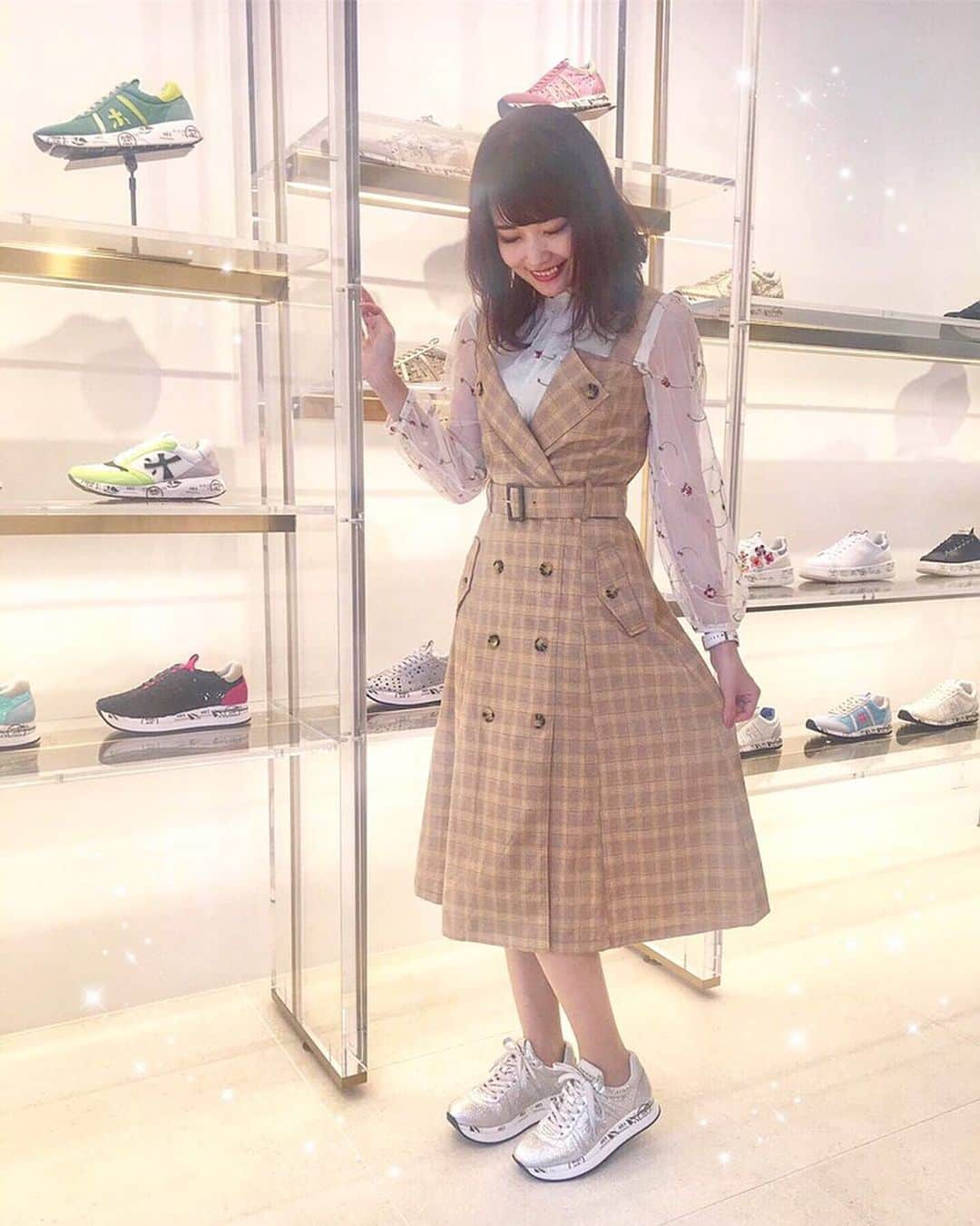 浅井麻里さんのインスタグラム写真 - (浅井麻里Instagram)「👟👟﻿ ﻿ お気に入りのキラキラスニーカー✨﻿ ﻿ シルバーのキラキラ綺麗❤️😍﻿ 上品なラメ感でオシャレ✨﻿ 厚底デザインなんだけど、すごく軽くて﻿ とっても歩きやすいの🎵🏃‍♀️﻿ 足にフィットする感じが気持ちいい💕﻿ (2枚目の写真は、ラメ感が伝わるように﻿ 明るさとかも加工なしの写真📸)﻿ ﻿ 日本に去年直営店ができたばっかりの﻿ プレミアータ @premiatajp ✨﻿ イタリアのミラノに本店があって﻿ 130年の歴史がある、海外では有名な﻿ ラグジュアリーブランドなの✨﻿ ﻿ ﻿ 見たことない、ユニークで可愛いデザインの﻿ スニーカーいっぱいあった！﻿ コーデのアクセントにもなるしオススメ❤️👟 今年の夏はこのキラキラスニーカー履いて﻿ ディズニー行こっと💕😋﻿ ﻿ ﻿ #premiata#プレミアータ#ホじゃないよ﻿ #スニーカー#スニーカーコーデ#銀座#キラキラスニーカー#カジュアルコーデ#シルバースニーカー#sneaker#coordinate」5月13日 21時06分 - mari_asai_625