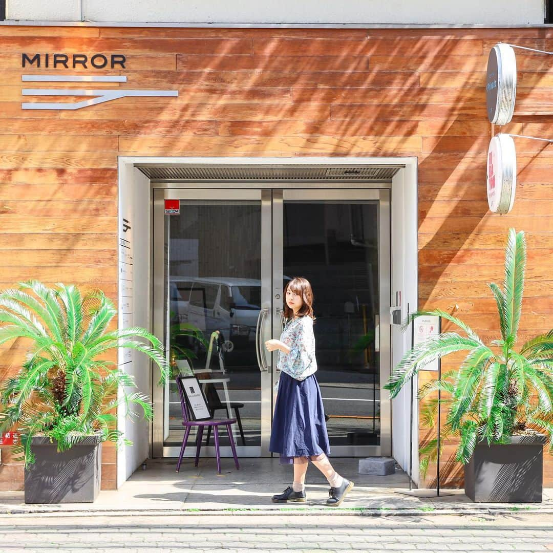 Naomi Unoのインスタグラム：「.﻿﻿ #うのとりっぷ_のんちゃんと蔵前さんぽ﻿﻿ ﻿﻿ 📍MIRROR  蔵前﻿﻿ ﻿﻿ 蔵前エリアは街歩きSNAPに最適なのでは？と思うくらい魅力的な場所がたくさんあるよ☺️﻿ ﻿﻿ ここはミラーという、#スカイツリー が眺められる立地にある複合商業施設。﻿ ﻿﻿ 1階にある #シエロイリオ というカフェはいつも人気で並んでるの😳﻿ ﻿﻿ 珍しい #卓球バー もあるよ🏓✨﻿ ﻿﻿ 蔵前のおしゃーんなお店が並ぶエリアにあるので、ぜひ立ち寄ってみてね🚶‍♀️💕﻿ ﻿﻿ ﻿﻿ ﻿﻿ #東京女子部 #my_eos_photo #photo_shorttrip #team_jp_ #reco_ig #hueart_life  #impression_shots #as_archive #art_of_japan_ #indies_gram #daily_photo_jpn #jp_mood #photogenic_jp #photogram_archive #visitjapanjp #visittokyo #findmytokyo #ポトレのセカイ #蔵前さんぽ #蔵前 #도쿄여행 #일본여행 #東京スカイツリー」