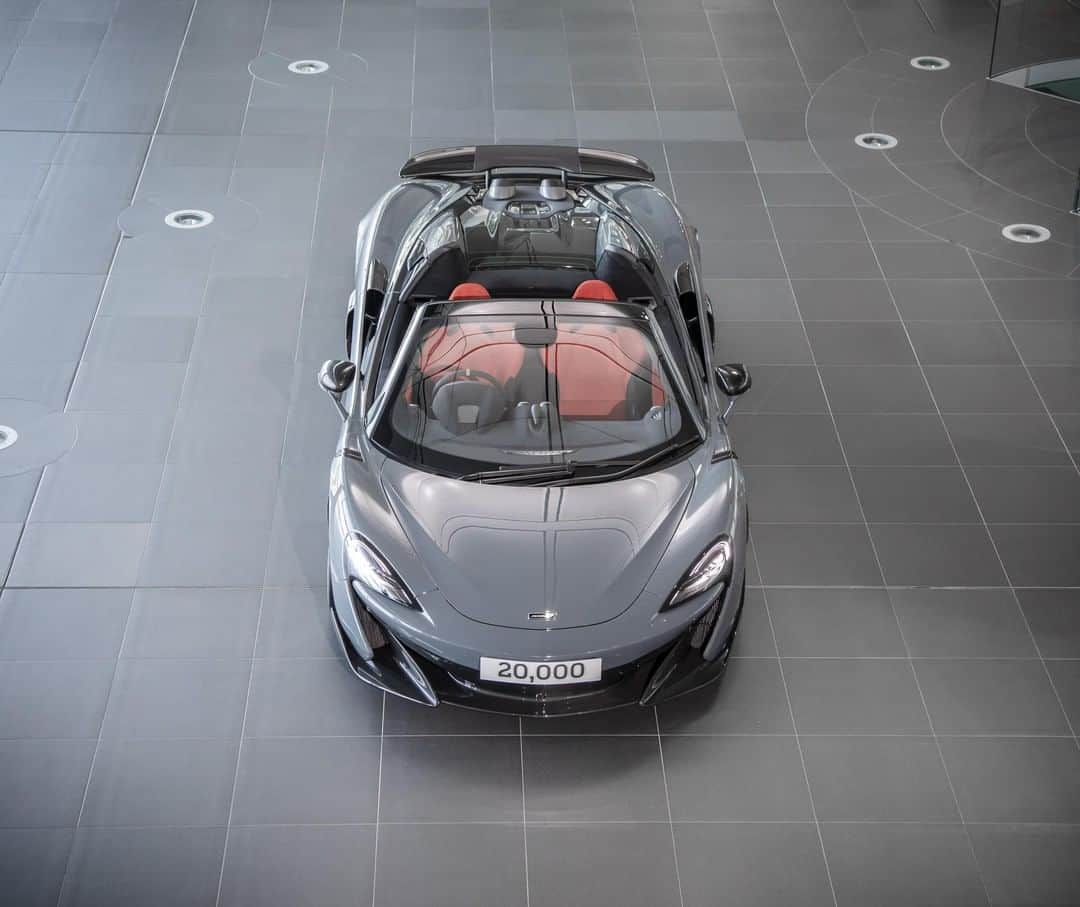 McLaren Automotiveさんのインスタグラム写真 - (McLaren AutomotiveInstagram)「Last year over 4,800 cars were hand-built at McLaren - that’s around 20 cars a day. And what a car to reach the 20,000 mile-stone with than the #600LTSpider.」5月13日 21時07分 - mclarenauto