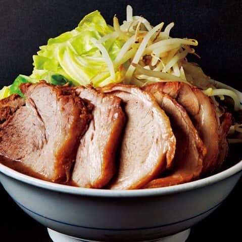 東京カレンダーさんのインスタグラム写真 - (東京カレンダーInstagram)「このラーメンの主役は、なんといっても丼で存在感を放つチャーシュー。肩肉の塊をスープが煮詰まってから寸胴鍋で煮ることで、必要以上に脂を抜かずに絶妙なしっとり食感に仕上がるという。豚の旨みが沁み渡るスープに肉をたっぷり浸し、本能のままに喰らうべし！ #東京カレンダー #東カレ #tokyocalendar #ラーメン #上町 #らーめん陸 #豚増しらーめん」5月13日 21時14分 - tokyocalendar