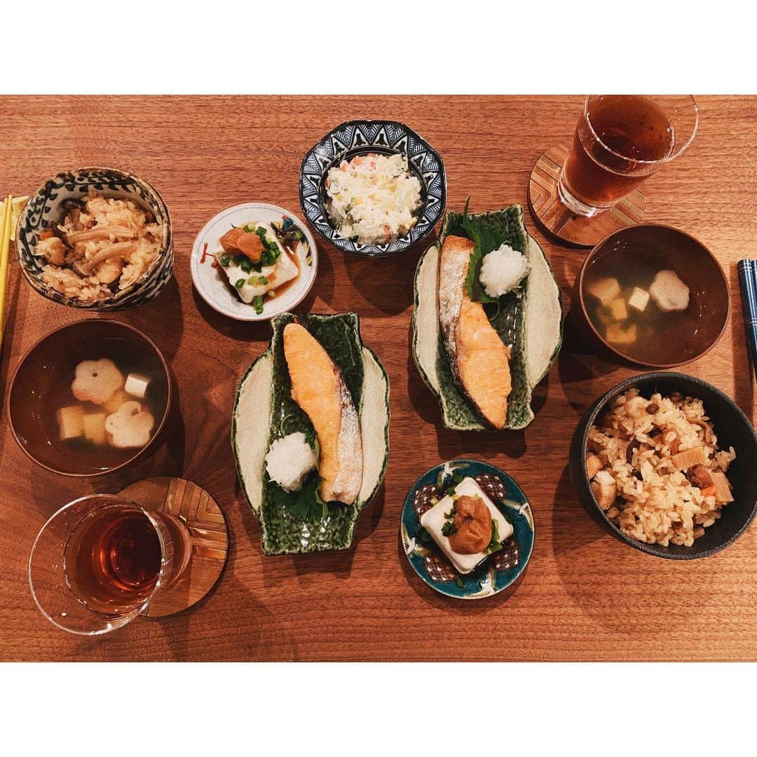 GENKINGの釜飯さんのインスタグラム写真 - (GENKINGの釜飯Instagram)「鮭の塩麹焼きと炊き込みご飯👵🏻 私は発酵食品が大好きだから、塩麹はマスト👩🏼‍🦰🤙🏻 お肉も魚も漬物も塩麹あれば何とかなる😉 #genkingkitchen」5月13日 21時14分 - genkingkitchen