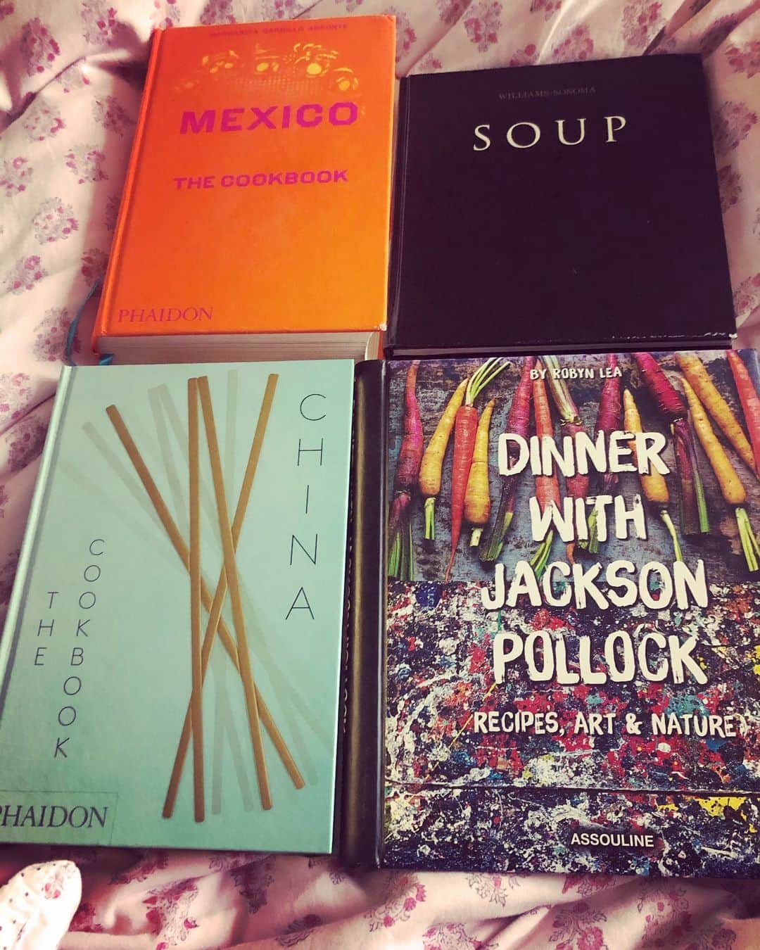 ドリュー・バリモアさんのインスタグラム写真 - (ドリュー・バリモアInstagram)「Monday morning reading @williamssonoma @phaidonfood @assouline」5月13日 21時10分 - drewbarrymore