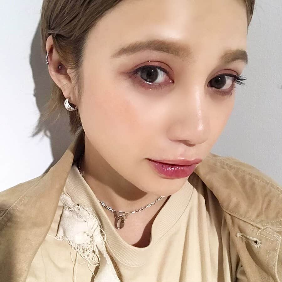 長谷川あやさんのインスタグラム写真 - (長谷川あやInstagram)「💄💄💄 #jillstuartbeauty #eternalcouture #eternalcoutureeyes #eyecolor #eyeshadow #ジルスチュアート #エターナルクチュールアイズ #真珠アイシャドウ ・ ・ ・ 8月2日(金)に発売する ジルスチュアートのFallCollectionを いち早く体験できる イベントにお邪魔してきました💁‍♀️✨ ・ 今回 “真珠”をコンセプトにした コレクションですべてに 本物の真珠の粉末が 入っているの👀‼️ ・ 実際に使ってみたけど 上質なツヤがとても綺麗で 綺麗なグラデーションが 時間が経っても崩れないのが嬉しい✨ （スワイプしてね👉） ・ どのカラーもよかったけど 長谷川のお気に入りは深みのある ベルベットの03だったよ💛 ・ ショーのモデルさん達が かわいすぎて一生眺めていたかった🤤💭」5月13日 21時10分 - ayasuke_0516