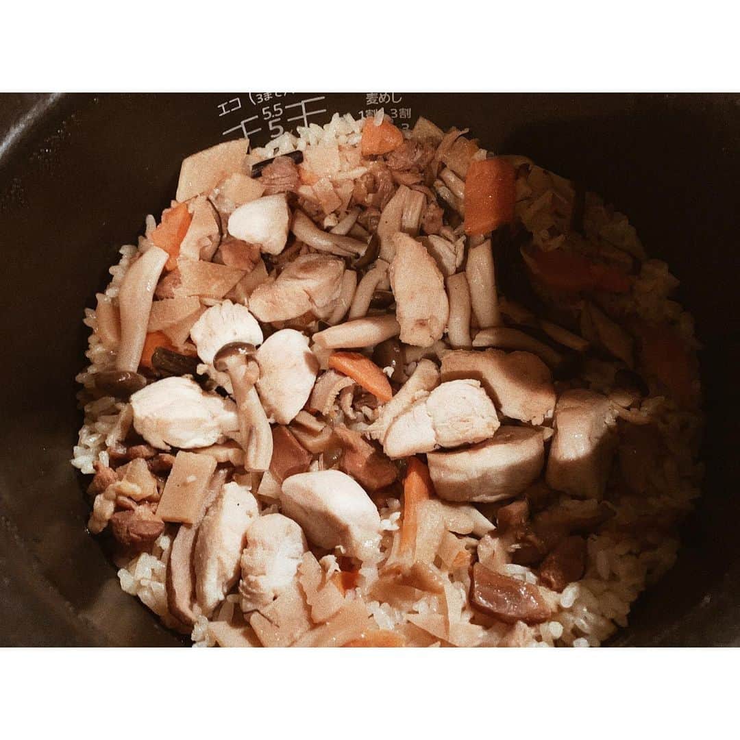 GENKINGの釜飯さんのインスタグラム写真 - (GENKINGの釜飯Instagram)「炊き込みご飯🍚 好きな具材を、醤油、大さじ5 、料理酒.砂糖大さじ1を煮詰めて、2合のお米と2合分のお水で炊けば完成👵🏻 お好みでダシは入れてね✨ いつもはみりんとか入れてたけど、今回はTHEシンプルな素朴な感じに👵🏻💕 #genkingkitchen」5月13日 21時11分 - genkingkitchen