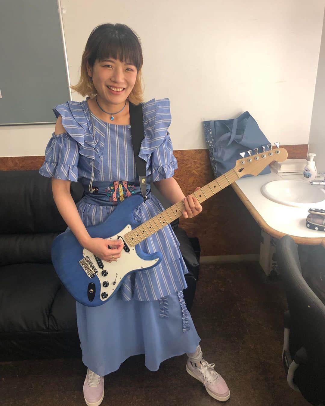 東出真緒さんのインスタグラム写真 - (東出真緒Instagram)「昨日のオフショット このギター 可愛すぎるぜ。。 (完全に青色フェチ) 💎💎💎💎💎」5月13日 21時12分 - mao_bigmama_vn