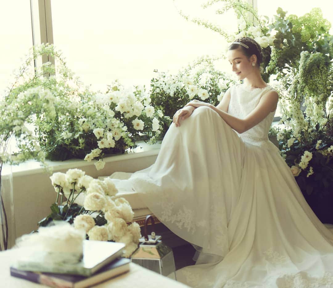 のインスタグラム：「#landmarkwedding ・ 季節や時間によって変化していく大きな窓からの眺望も、ひとつのアートとなってパーティーを彩ります。 ・ ブライダルフェアのご予約はプロフィールURLよりお進みください。 ホームページ予約限定特典もご用意しております。 @landmarkwedding ・ Different season have different attractions🌿 You can enjoy the beautiful scenery of each season✨ ・ ・ ・」