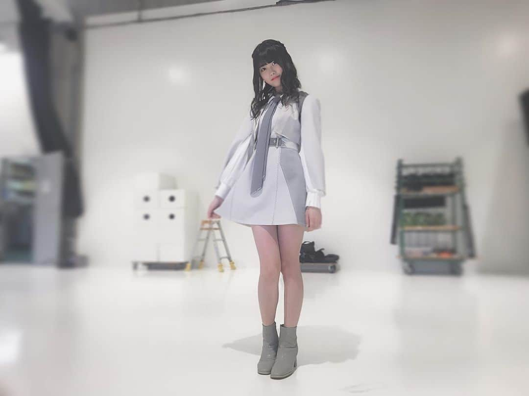 千葉恵里さんのインスタグラム写真 - (千葉恵里Instagram)「🖤🍒🐰 ・ ・ ・ #nowayman #ワンピース #白 #グレー #衣装 #全身」5月13日 21時23分 - eriierii_1027