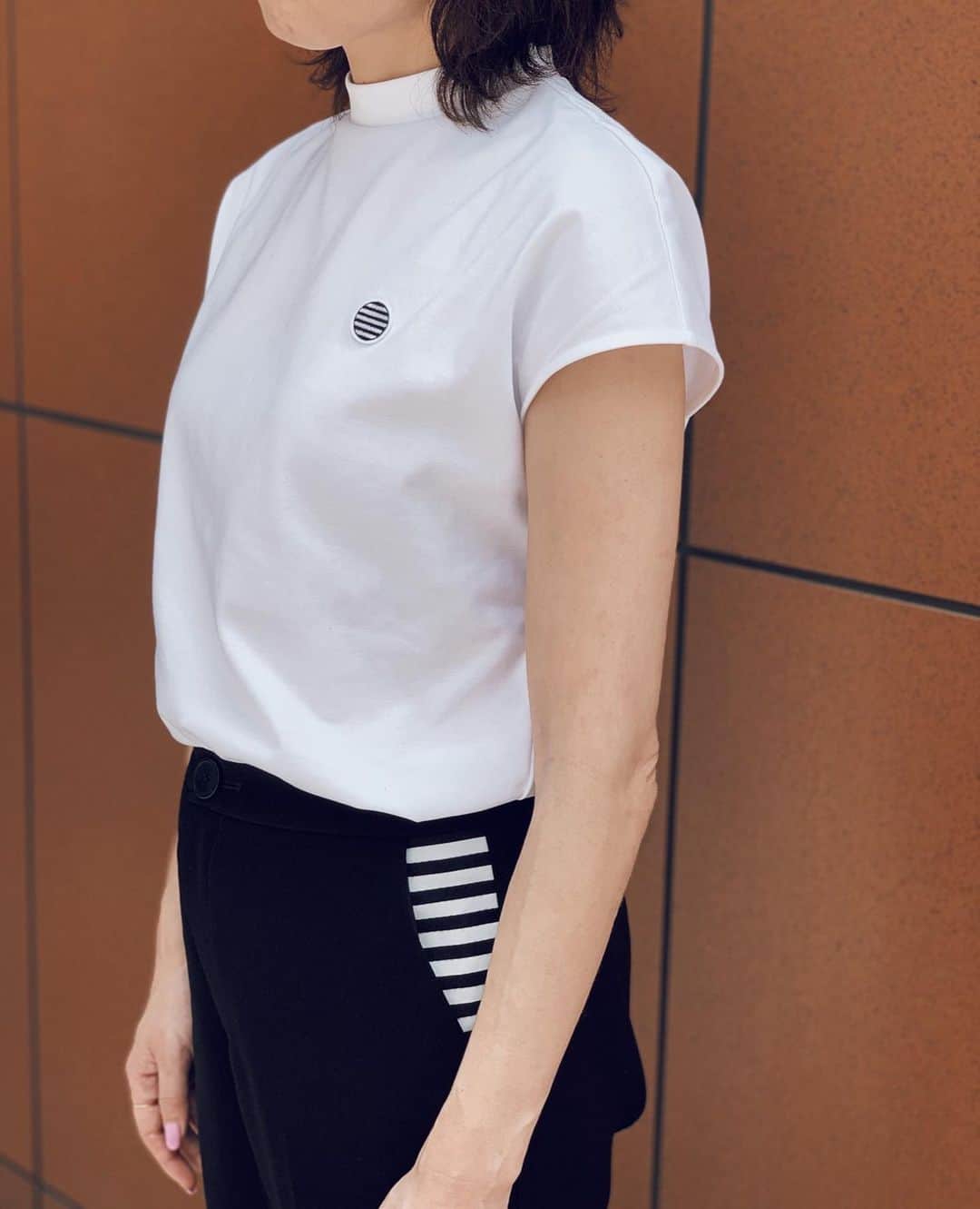 BORDERS at BALCONYのインスタグラム：「厚手コットン生地を使用した「HIGH-NECK TEE」は型くずれしにくく、透けにくいのが特徴です。カジュアルになりすぎないところが◎。オリジナルボーダーワッペンがポイントになっています。⠀⠀ @bordersatbalcony_official のオンラインストアでお買い求めできるので、是非ご確認ください＾＾。⠀⠀ ⠀⠀」