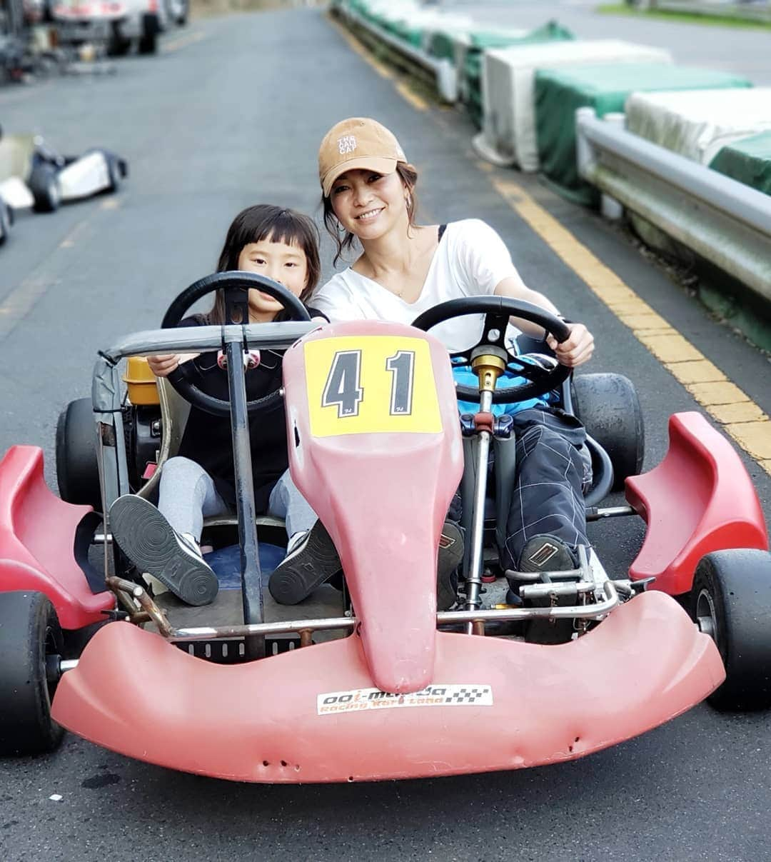 佐藤純さんのインスタグラム写真 - (佐藤純Instagram)「朝ヨガ→バレエ→の後…久々のカート😊🏁 カート仲間が熊本へ引っ越してしまうので、送別カート大会。  5枚目の動画は、抜きたいけどなかなか抜けなくて四苦八苦してる私💦(青のレーシングスーツが私)  最後は抜いて、2位表彰台🏆✌️ 7台中…  1レース目→3位  2レース目→2位  やっぱりカートは楽しい😆  カートの後は、みんなでいつもの釜飯屋さんへ🍚 ｢釜いち｣  カート仲間に出会って14年。  最高の仲間達。  栗ちゃん✋また一緒に走ろうね🏁  みんなでテント持参で遊びに行くね😁(笑)  朝ヨガ&カートで…  全身筋肉痛(笑)😂 一日いい運動だ‼️ #大井松田カートランド #カート #kart #race  #レーシングカート #レンタルカート #レース #カートレース #表彰台 #趣味 #モータースポーツ #大好き #親子 #兄妹 #一日盛りだくさん #筋肉痛 #ママ#ママモデル#モデル #mama #mamamodel #model」5月13日 21時15分 - junsatoidea