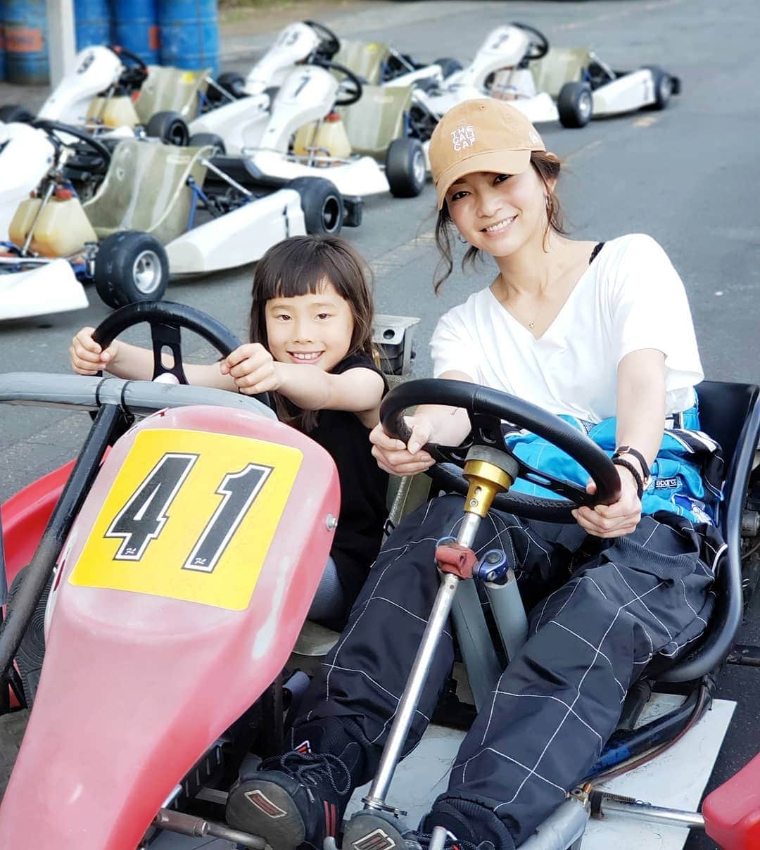 佐藤純さんのインスタグラム写真 - (佐藤純Instagram)「朝ヨガ→バレエ→の後…久々のカート😊🏁 カート仲間が熊本へ引っ越してしまうので、送別カート大会。  5枚目の動画は、抜きたいけどなかなか抜けなくて四苦八苦してる私💦(青のレーシングスーツが私)  最後は抜いて、2位表彰台🏆✌️ 7台中…  1レース目→3位  2レース目→2位  やっぱりカートは楽しい😆  カートの後は、みんなでいつもの釜飯屋さんへ🍚 ｢釜いち｣  カート仲間に出会って14年。  最高の仲間達。  栗ちゃん✋また一緒に走ろうね🏁  みんなでテント持参で遊びに行くね😁(笑)  朝ヨガ&カートで…  全身筋肉痛(笑)😂 一日いい運動だ‼️ #大井松田カートランド #カート #kart #race  #レーシングカート #レンタルカート #レース #カートレース #表彰台 #趣味 #モータースポーツ #大好き #親子 #兄妹 #一日盛りだくさん #筋肉痛 #ママ#ママモデル#モデル #mama #mamamodel #model」5月13日 21時15分 - junsatoidea