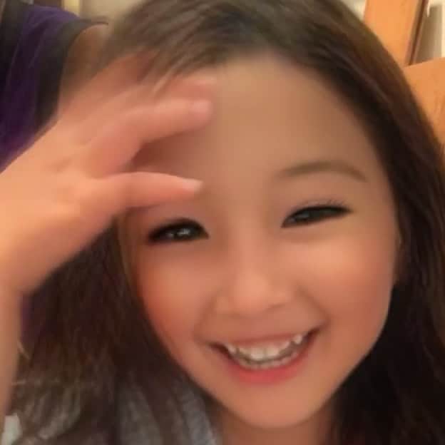 のインスタグラム：「お父さんと2日ぶりの再会🥰 母の日に新しいお店に連れて行ってもらい、オーガニックワインを1本開けた夜です🍾 流行りのスナチャで爆笑な夜😂 旦那の女装と日夕佳の男装、、🤣どうぞご覧ください🤲笑 2枚目かなり強烈です🥴 楽しい夜をありがとう👨‍👩‍👧💕 #happymothersday #母の日 #日夕佳 #女の子 #娘 #snapchats #スナチャ #親子 #家族 #日夕佳ムービー #okinawa #沖縄 #happy #日夕佳とお父さん」
