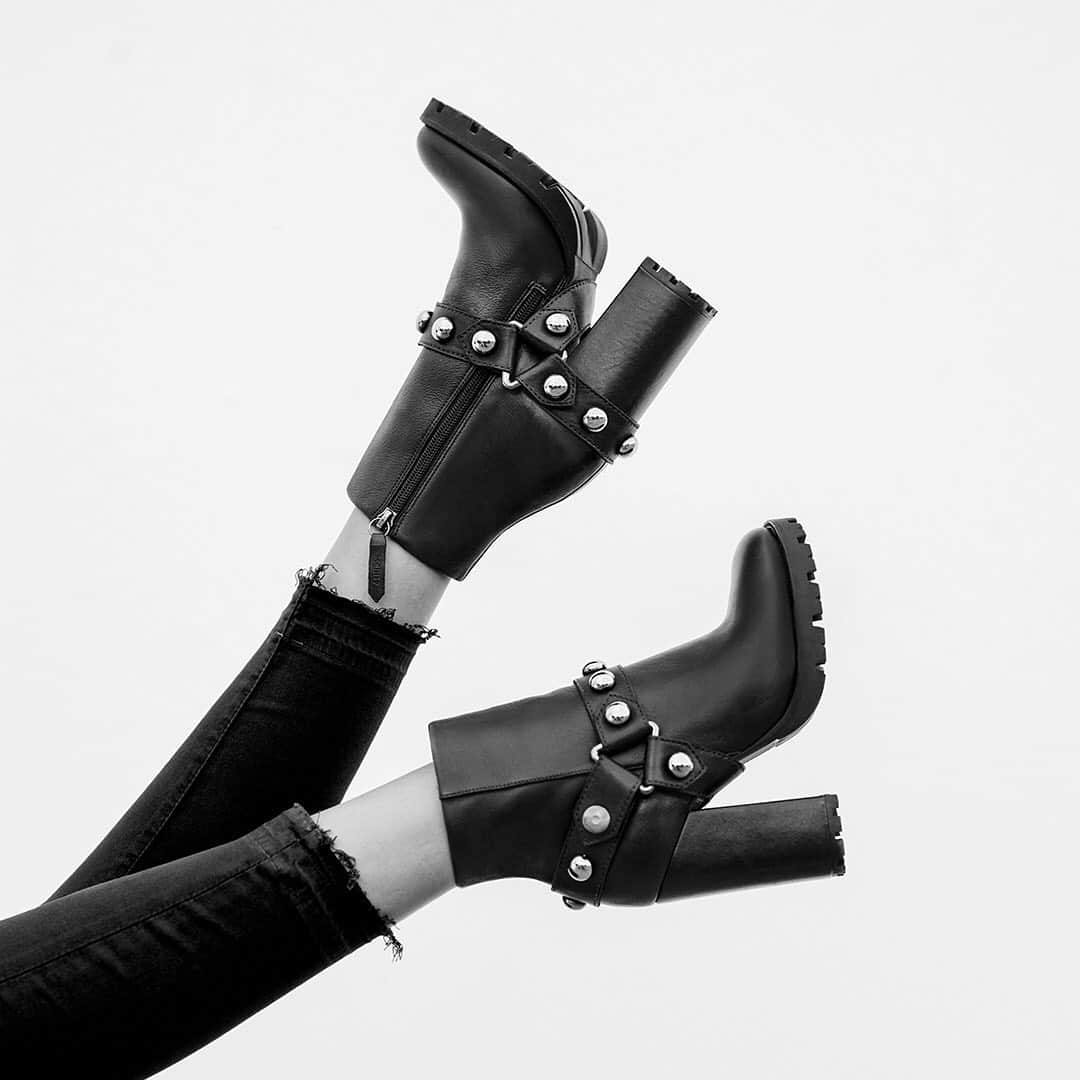 Schutzのインスタグラム：「Rock with style 🖤. #schutzfall」