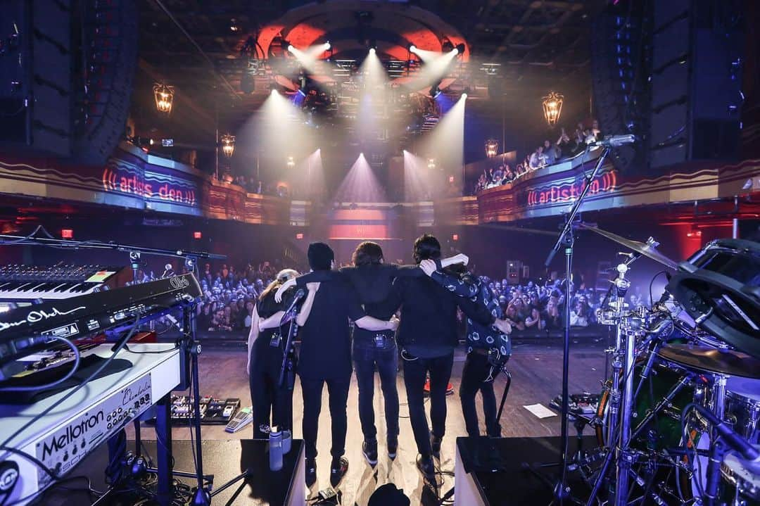 ジェームズ・ベイさんのインスタグラム写真 - (ジェームズ・ベイInstagram)「Got to play the famous Webster Hall in NYC last night for a taping of @artistsden Stay tuned, it will air later this year! 📷 @irocktheshot」5月13日 21時20分 - jamesbaymusic