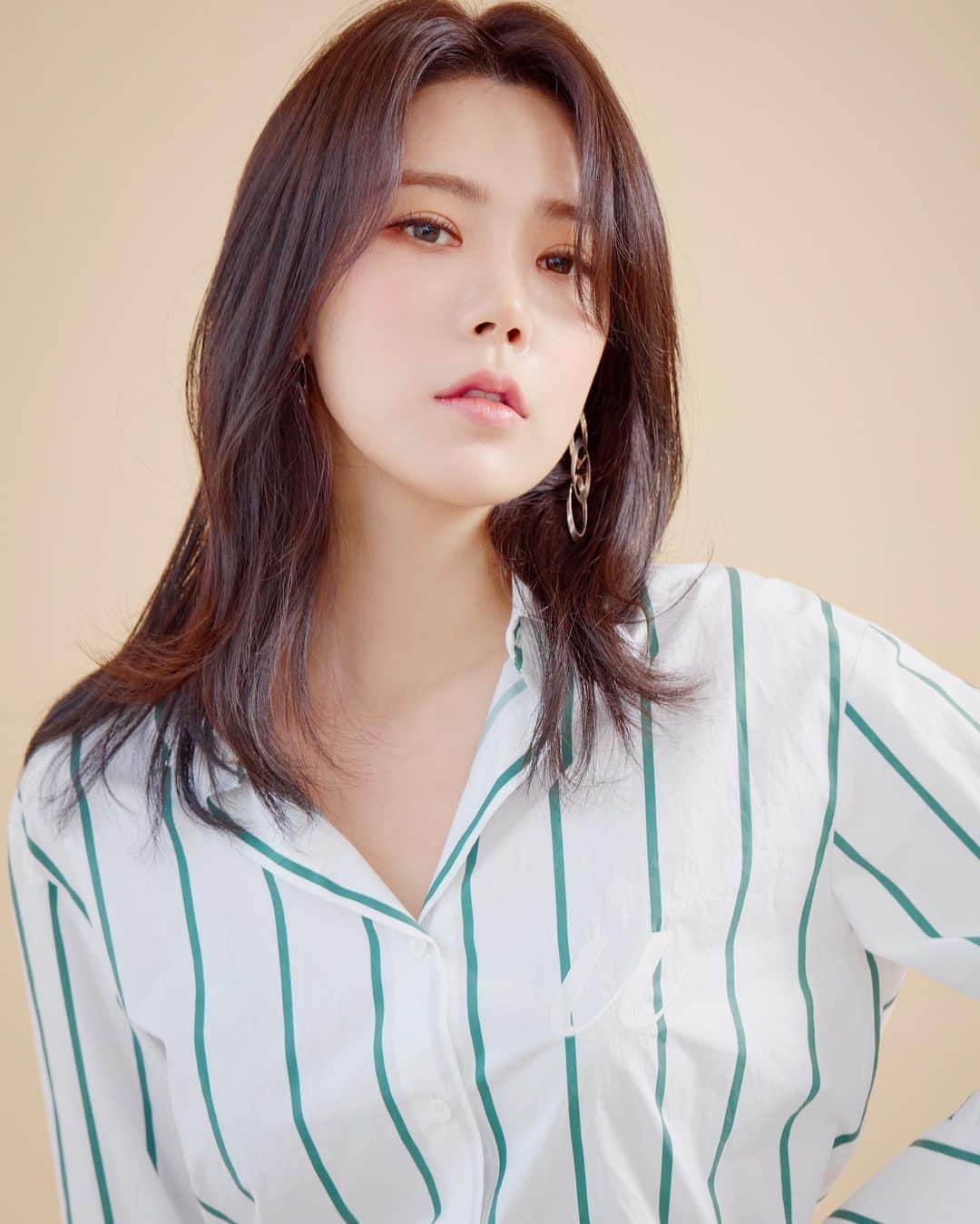 リジ のインスタグラム：「🌿인터뷰 사진 새로운 프로필 사진은 곧!🌱」