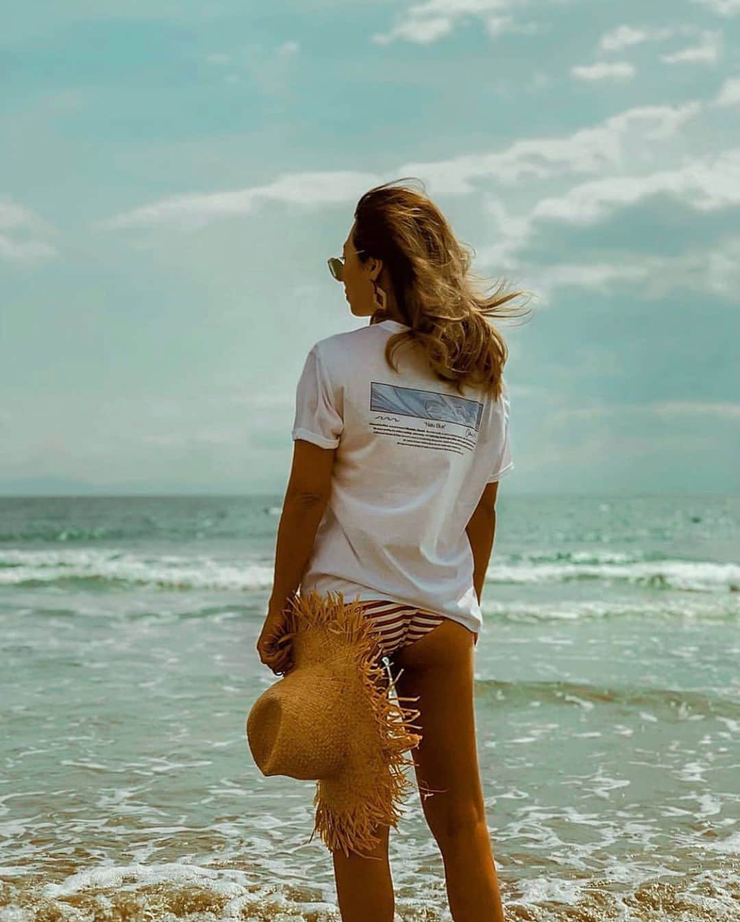 ラレイアのインスタグラム：「🌴 今年の🆕Tシャツは、もうGETしましたか？😆🐚 ・ Colleen Wilcoxのアートがバックプリントに入った新作Tシャツ💙 かすれプリントがお洒落🤤✨ ・ 今なら #楽天 サイトでポイント20倍やってます🙌 ・ THANK YOU #Repost @lilym_26 ♡♡♡ ・ @laleia_official  @colleenwilcoxgallery_jp  #colleen#colleenwilcox#art#hawaii#aloha#surf#beach#fashion#laleia#ハワイ#フォトジェニック#インスタ映え#インスタ女子#アロハ#ビーチ#海を感じる雑貨#ラレイア#アート#ビーチガール#サーフスタイル#大人カジュアル#旅行#トラベラー#tシャツ#ビーチコーデ」