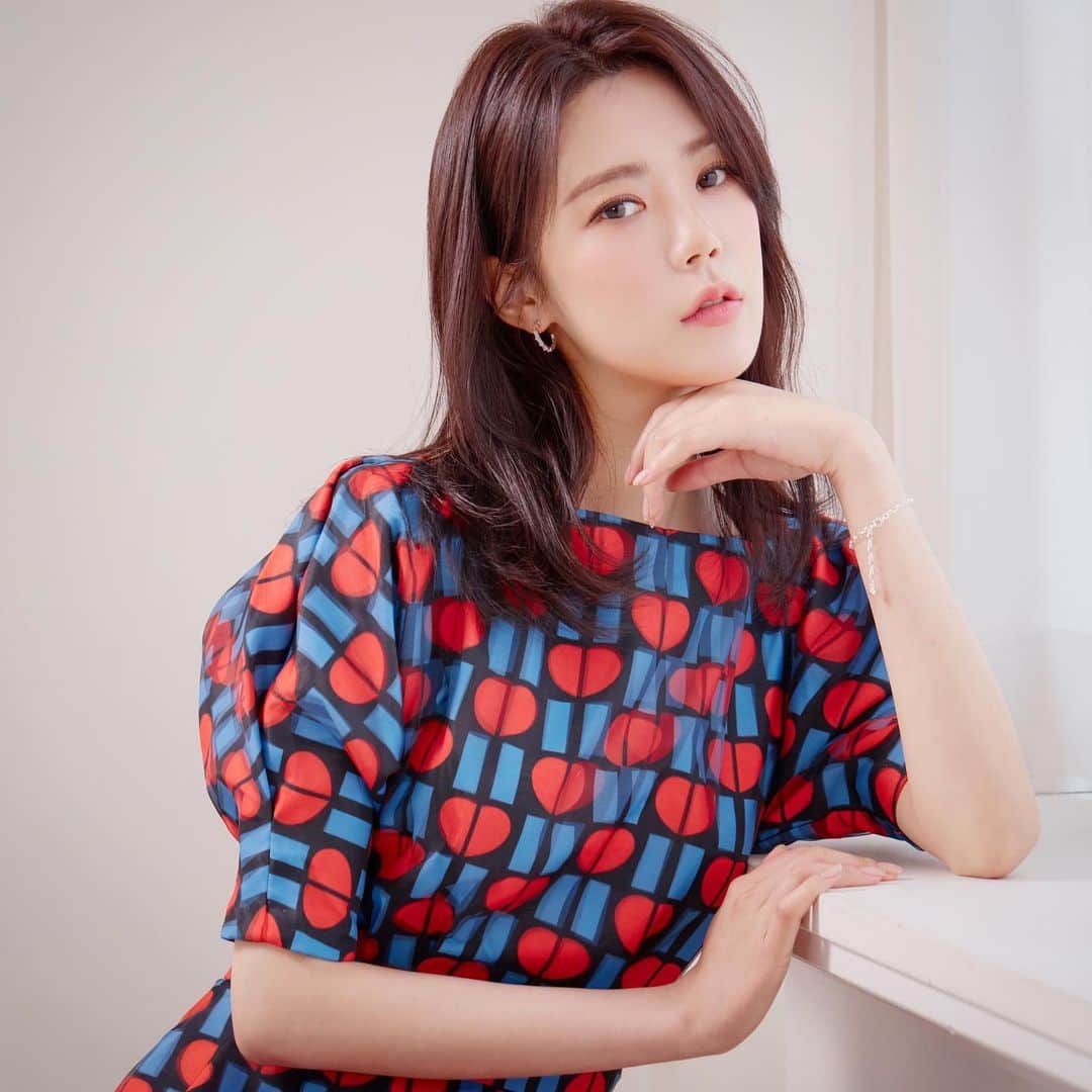 リジ のインスタグラム：「❤️인터뷰 사진💙」
