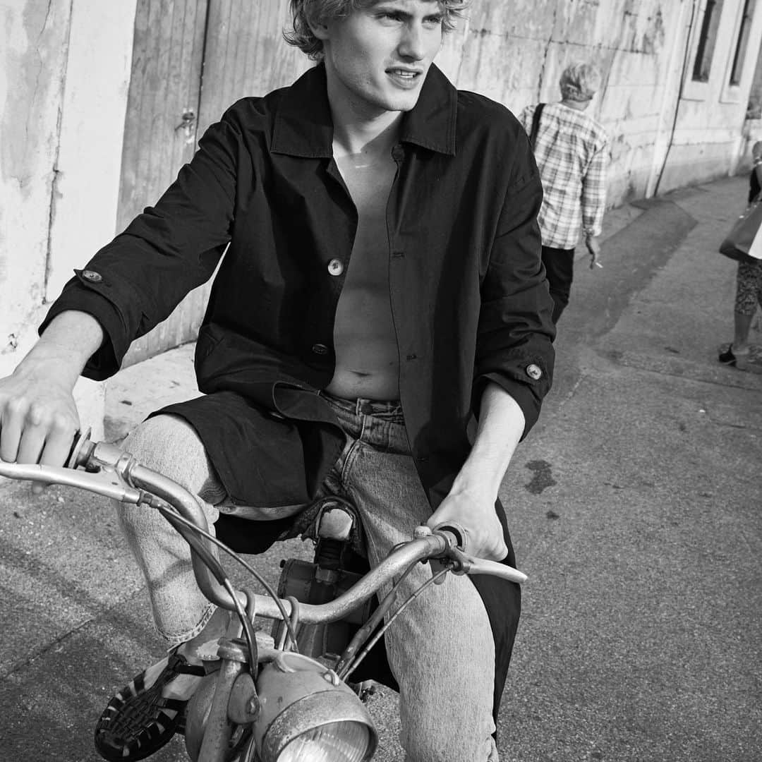 アメリカンビンテージさんのインスタグラム写真 - (アメリカンビンテージInstagram)「Monday bike ride 🚲 #americanvintage #amvmen #menswear #menstyle #vintage #street #marseille #bike  #ride #summer19 #ss19 #fashion」5月13日 21時28分 - americanvintage_officiel