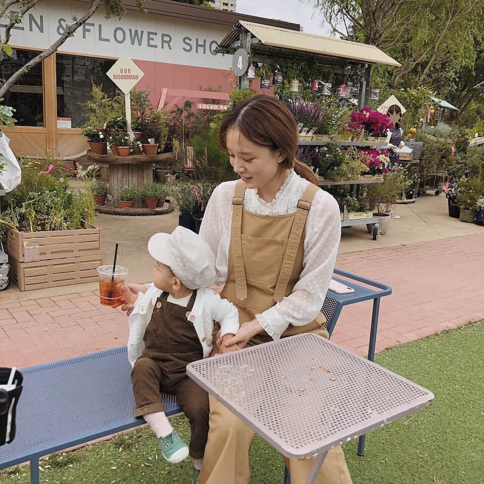 目見田早弥子のインスタグラム：「| me & mini me あやかちゃんが撮ってくれた母娘ショット👩🏼👶🏻🌼 この日はオーバーオールでお揃いでした。 私のブラウスは @_meme_vintage のもの🌿 こういうブラウス大好きです♡」