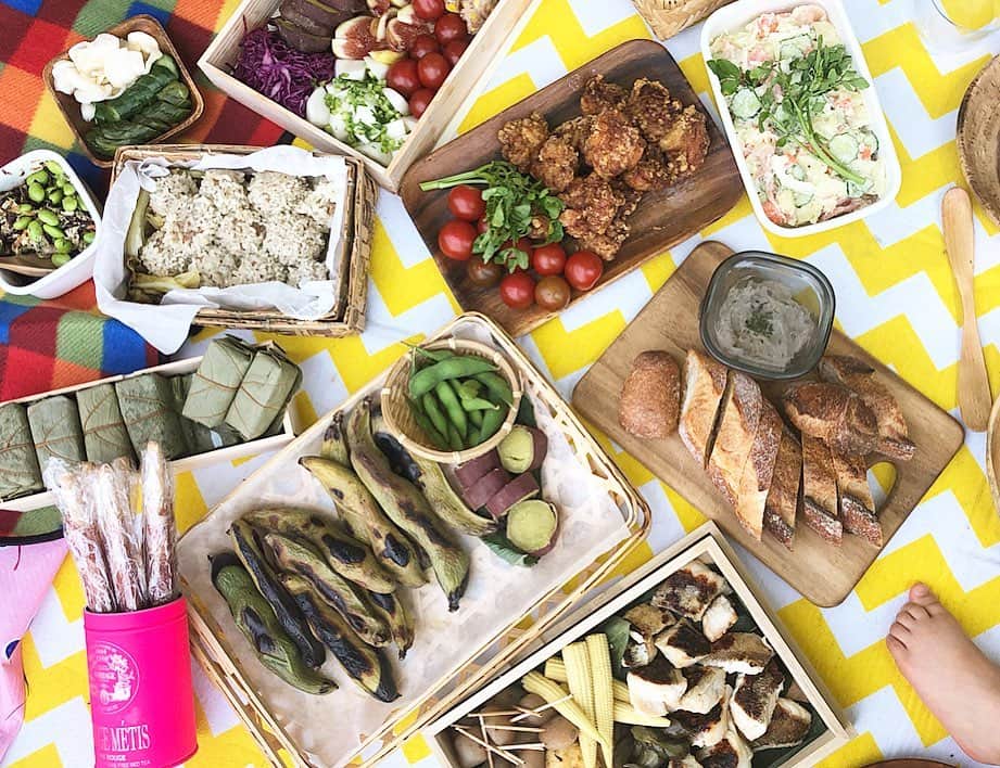 HALCALIのインスタグラム：「週末は料理上手なみんなのピクニックにお邪魔❣️もー全部美味しくって楽しかった🤤🎶0-3歳の子供達、それぞれ個性的で面白かった🤣ポカポカいいお天気で気持ちのいい土曜日だったねー🌈真夏になる前にピクニックいっぱいしたいな🥪⛱」