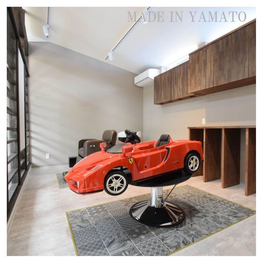 YAMATOの家さんのインスタグラム写真 - (YAMATOの家Instagram)「. #令和 の５月１８日に #hairroomschon がオープンします！ カットスペースには#フェラーリ  #子供 専用の#椅子 もありますよ♪ . . MADE IN YAMATO MADE IN YAMATO . . #yamatoの家  #一級建築士事務所  #注文住宅  #設計  #デザイン #新築  #小山町  #沼津  #yamato  #大和建設 #家  #インテリア  #住宅  #建築 #モダン  #シンプル  #自然素材  #パパ  #ママ  #店舗  #ヘアー」5月13日 21時30分 - yamato_house