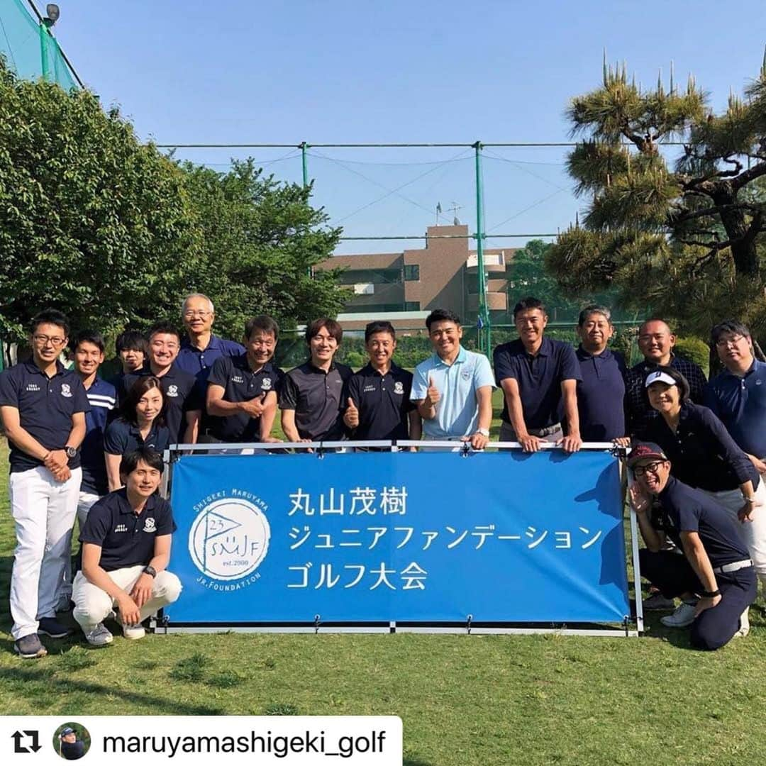 adabat アダバットさんのインスタグラム写真 - (adabat アダバットInstagram)「. Special Thanks!! @maruyamashigeki_golf . 先日開催された丸山茂樹ジュニアファンデーション親子ショートコースゴルフ大会⛳️. 丸山プロと、スタッフの皆様にadabatのポロシャツをお揃いで着用していただきました😍👍👍 . #adabat#アダバット #golf#ゴルフ #golfwear#ゴルフウェア  #Repost @maruyamashigeki_golf with @make_repost ・・・ 丸山茂樹ジュニアファンデーション親子ショートコースゴルフ大会inハイランドセンター、スタッフウェアはアダバットでした！事務局:高橋篤史  #丸山茂樹 #内藤雄士  #丸山茂樹ジュニアファンデーション #セガサミーホールディングス  #エイブル  #パシフィックゴルフマネージメント  #電器堂  #五洋ホールディングス  #イースマイル  #大正製薬  #ブリヂストンスポーツ  #venaenergy  #泉宣宏社 #カーセブン #キンカン #ハイランドセンター #黒田カントリークラブ  @kuroda.cc」5月13日 21時30分 - adabat.official